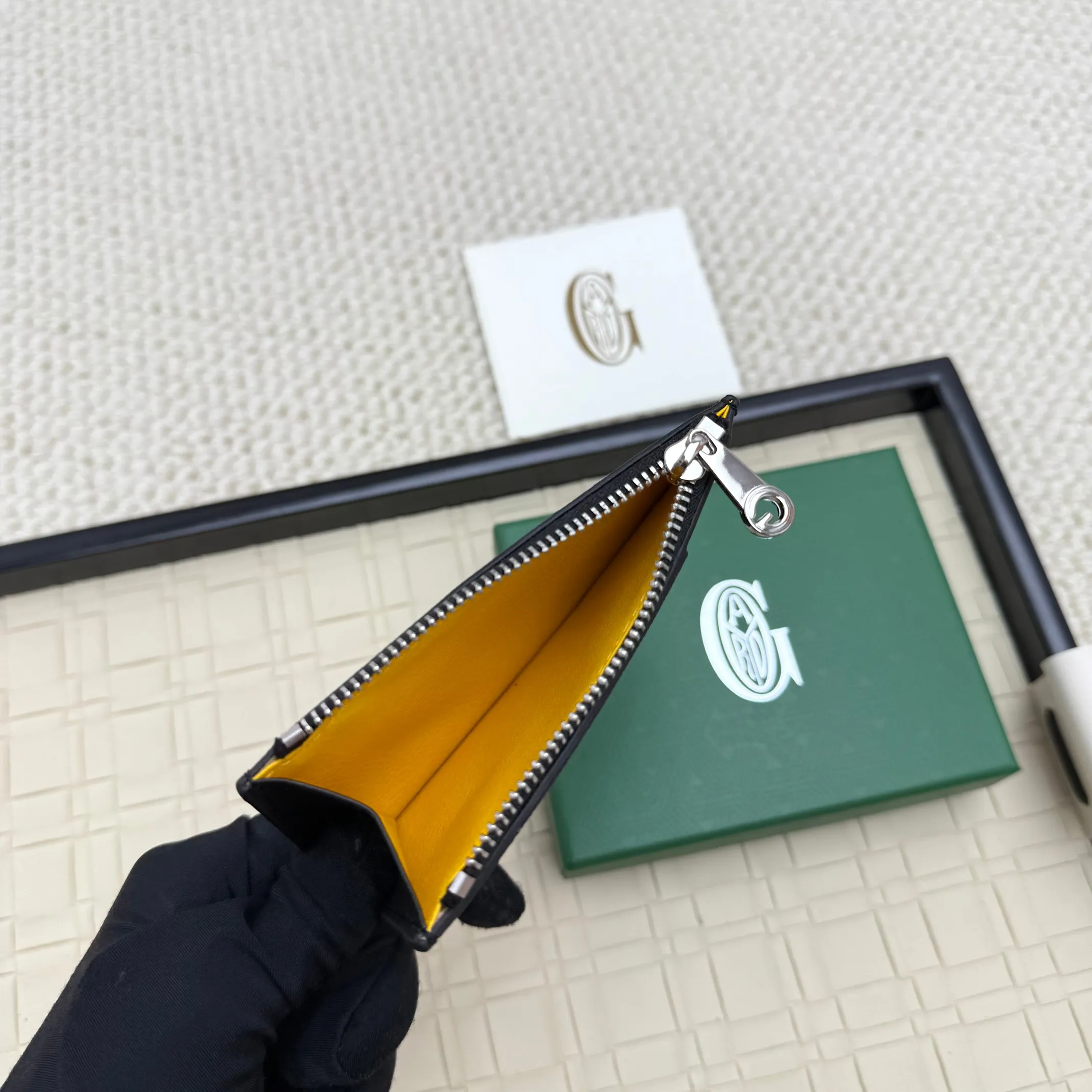 💰 120 Goyard Bourbon zipper coin card holder. This coin card holder has 3 card slots, 1 patch pocket and a zipper pocket to store coins, change or cards, and can safely store change. Exquisite and small, its compact shape can be easily put into a pocket or large bag. Size: 12.5x1x8.4cm No.: 808