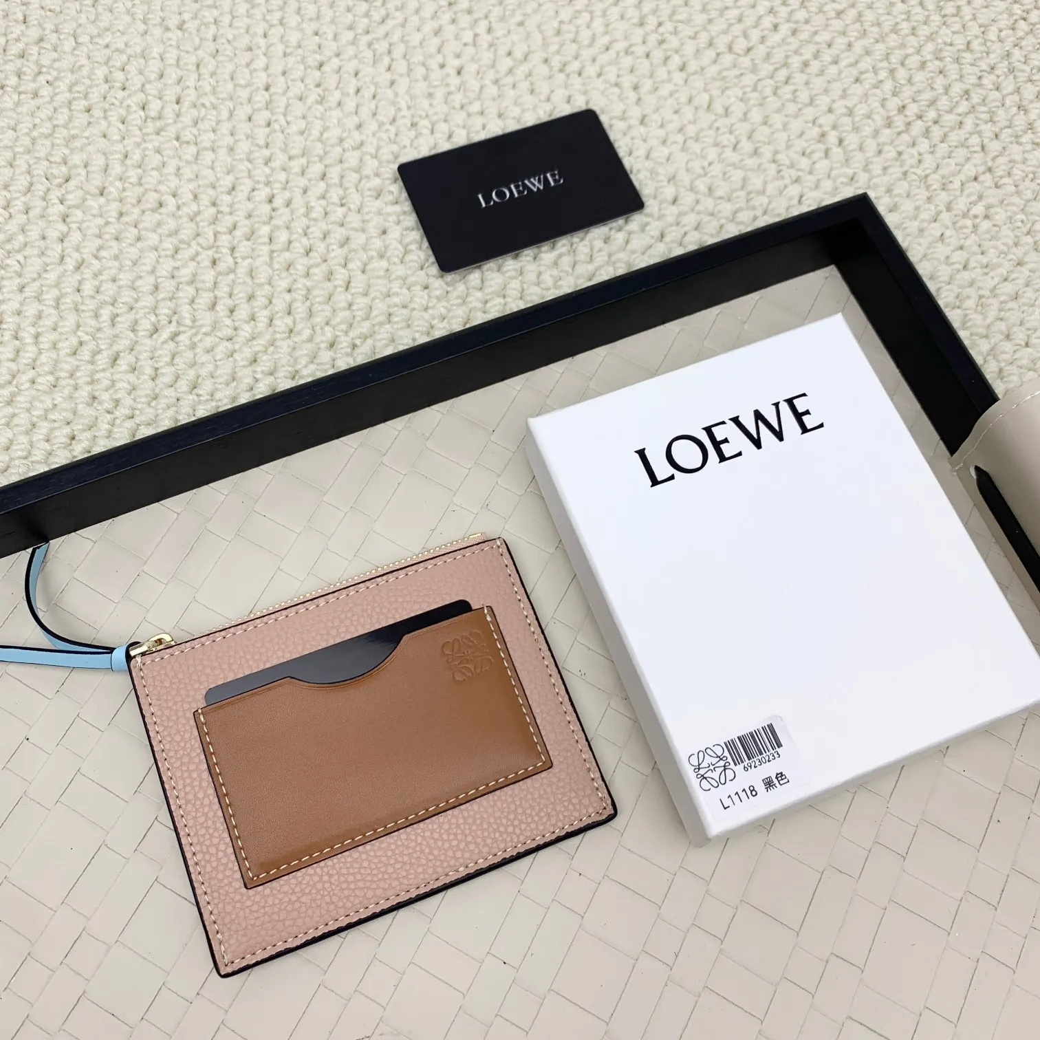 💰120 ·Loewe’s new card holders are back in stock! The new ones are all with metal logos, which are more refined than the old ones~~ Comes with box and dust bag! It’s a good idea to choose this small accessory for Valentine’s Day ~~Model: L1118 Size: 12CM*9.5CM