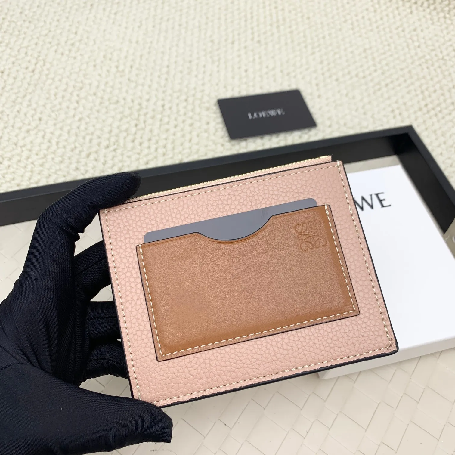 💰120 ·Loewe’s new card holders are back in stock! The new ones are all with metal logos, which are more refined than the old ones~~ Comes with box and dust bag! It’s a good idea to choose this small accessory for Valentine’s Day ~~Model: L1118 Size: 12CM*9.5CM