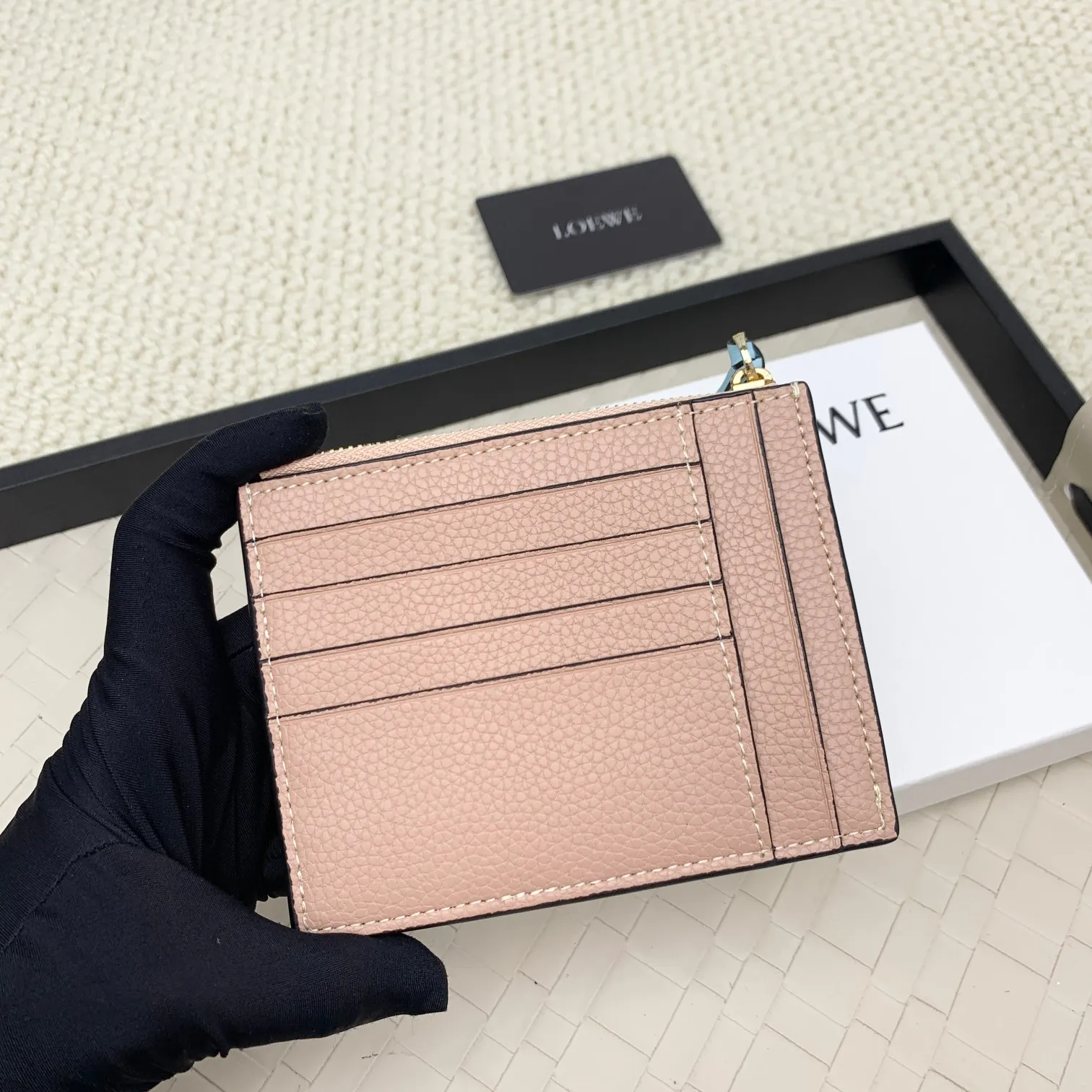 💰120 ·Loewe’s new card holders are back in stock! The new ones are all with metal logos, which are more refined than the old ones~~ Comes with box and dust bag! It’s a good idea to choose this small accessory for Valentine’s Day ~~Model: L1118 Size: 12CM*9.5CM