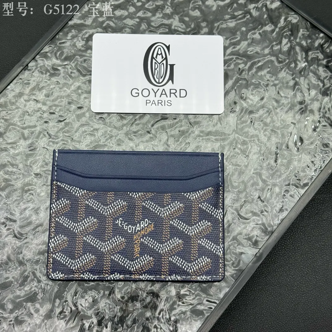 💰90 💎The top-quality original GOYARD Saint-Sulpice card holder has a small and compact design, and its central pocket can store cards, IDs or folded banknotes. The compact design fits nicely in a jacket or pants pocket. Model; G5122 Size: 7*10.5*0.2cm