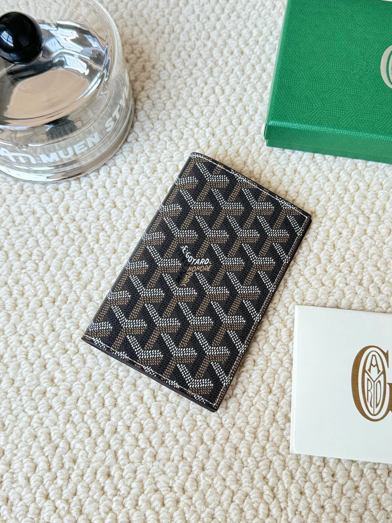 💰120 Goyard Passport Holder Goyardine Canvas & Vauzelles Calfskin No.: 804 Eleven colors. The country is open. The first choice for overseas travel. Multiple colors available. Can be used as a couple. It’s yyds to give as a gift for your own use! A super convenient passport holder with four card slots + two compartments for traveling. Small and portable, good-looking. Material: goyarine canvas and Vauzelles calfskin. Size: 14✖️10✖️1.5cm