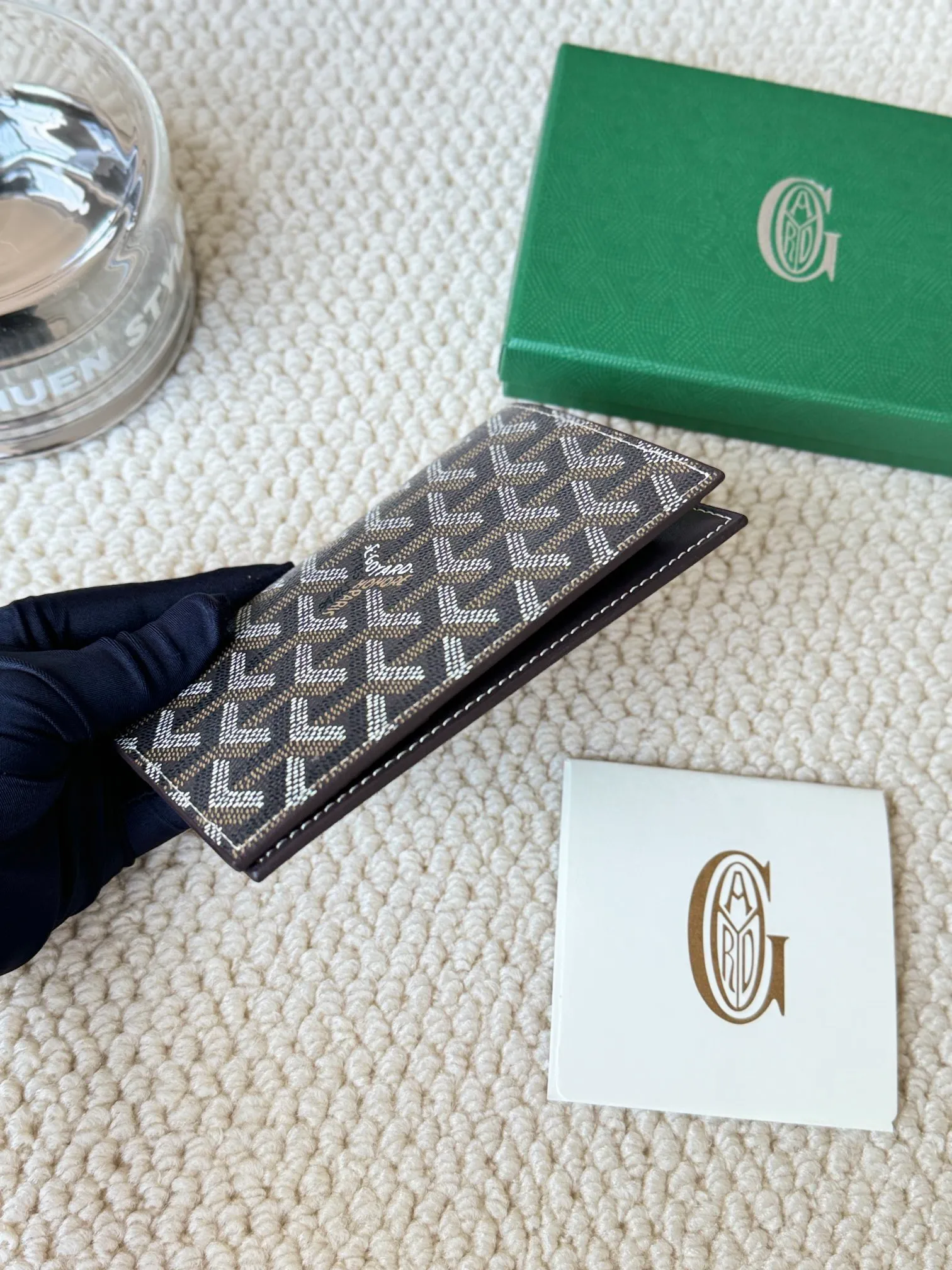 💰120 Goyard Passport Holder Goyardine Canvas & Vauzelles Calfskin No.: 804 Eleven colors. The country is open. The first choice for overseas travel. Multiple colors available. Can be used as a couple. It’s yyds to give as a gift for your own use! A super convenient passport holder with four card slots + two compartments for traveling. Small and portable, good-looking. Material: goyarine canvas and Vauzelles calfskin. Size: 14✖️10✖️1.5cm