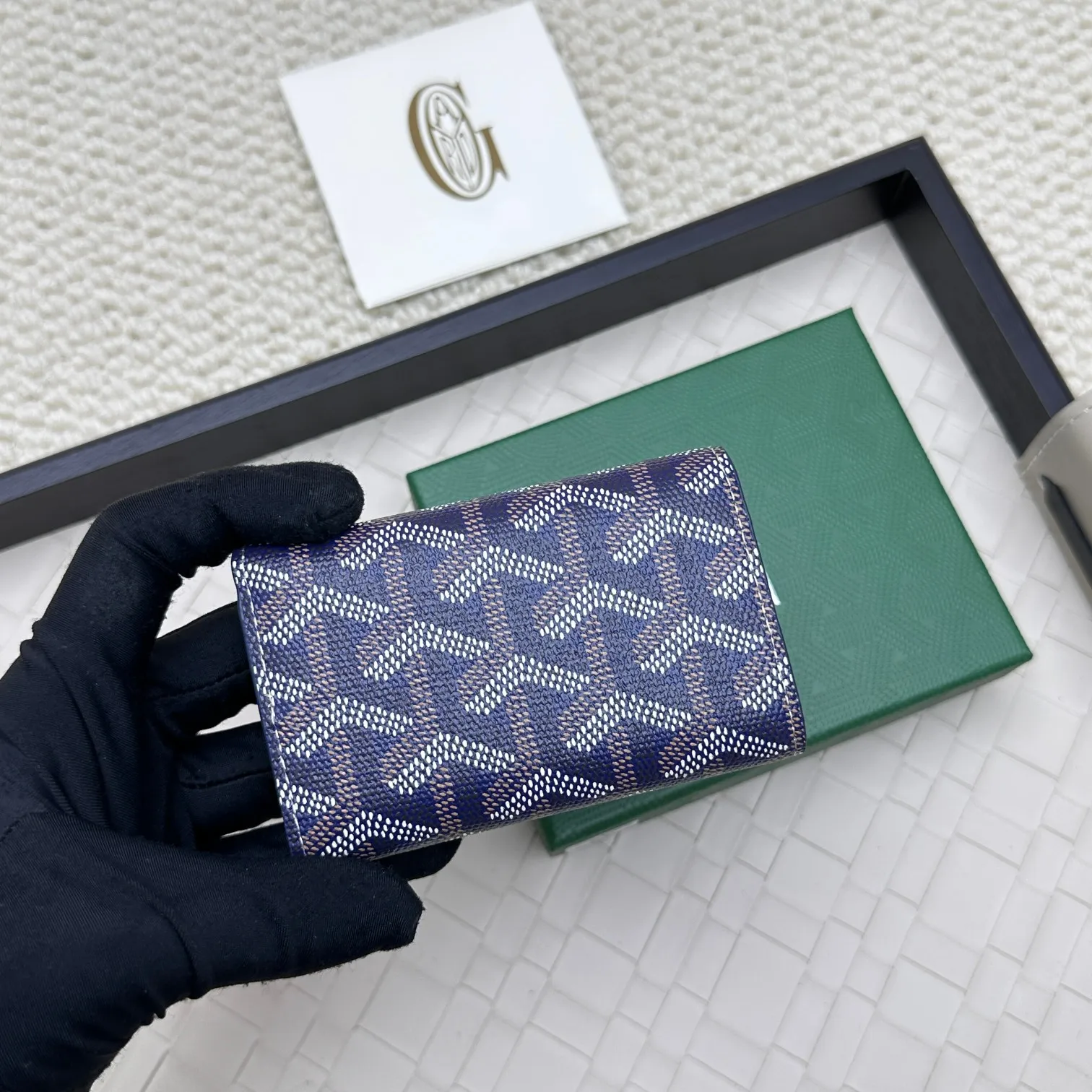 💰120 GOYARD Goya Classic👍🏻The design of the Saint-Sulpice 3-fold key bag is small and compact. Its compact design is just suitable for putting in a jacket or pants pocket. It is equipped with 6 locks that can fasten 6 keys. Style number: 807 Size: 10.5*7*2