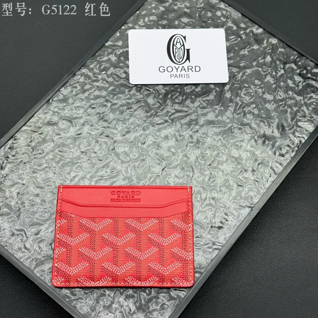 💰90 💎The top-quality original GOYARD Saint-Sulpice card holder has a small and compact design, and its central pocket can store cards, IDs or folded banknotes. The compact design fits nicely in a jacket or pants pocket. Model; G5122 Size: 7*10.5*0.2cm