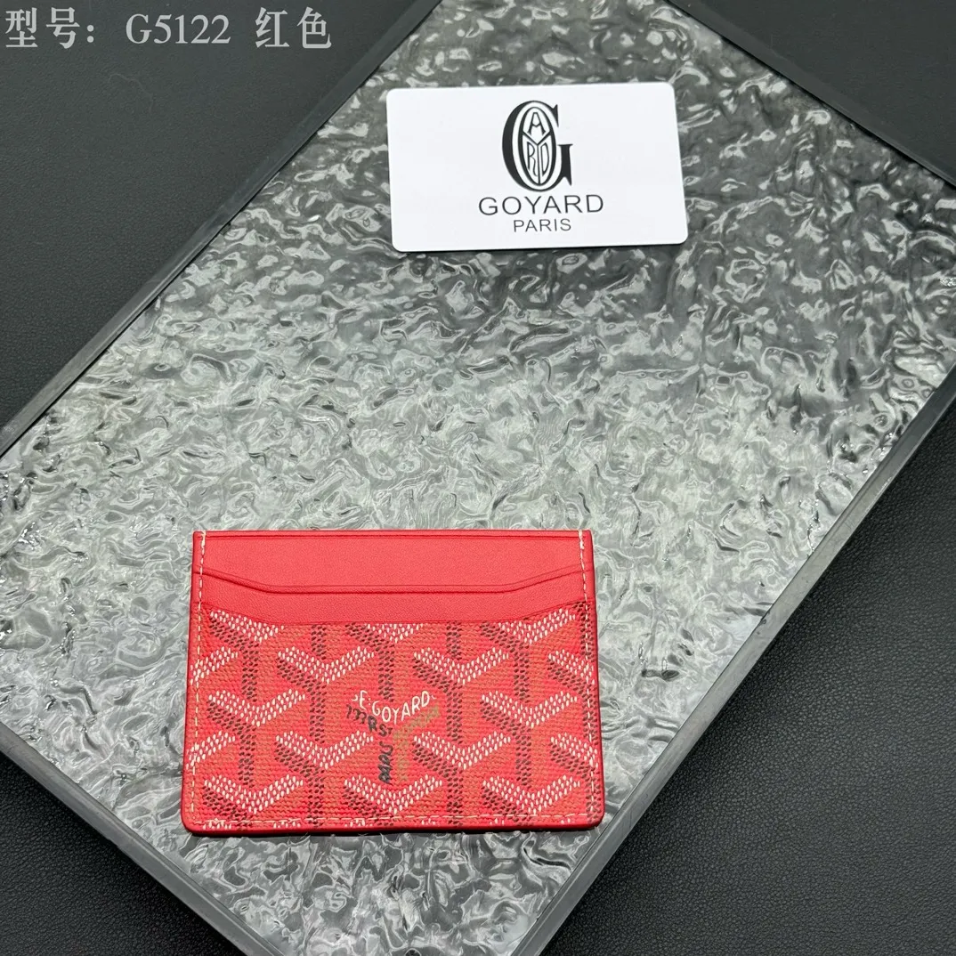 💰90 💎The top-quality original GOYARD Saint-Sulpice card holder has a small and compact design, and its central pocket can store cards, IDs or folded banknotes. The compact design fits nicely in a jacket or pants pocket. Model; G5122 Size: 7*10.5*0.2cm