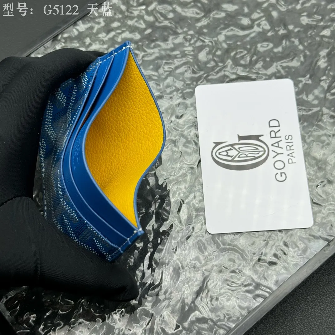 💰90 💎The top-quality original GOYARD Saint-Sulpice card holder has a small and compact design, and its central pocket can store cards, IDs or folded banknotes. The compact design fits nicely in a jacket or pants pocket. Model; G5122 Size: 7*10.5*0.2cm