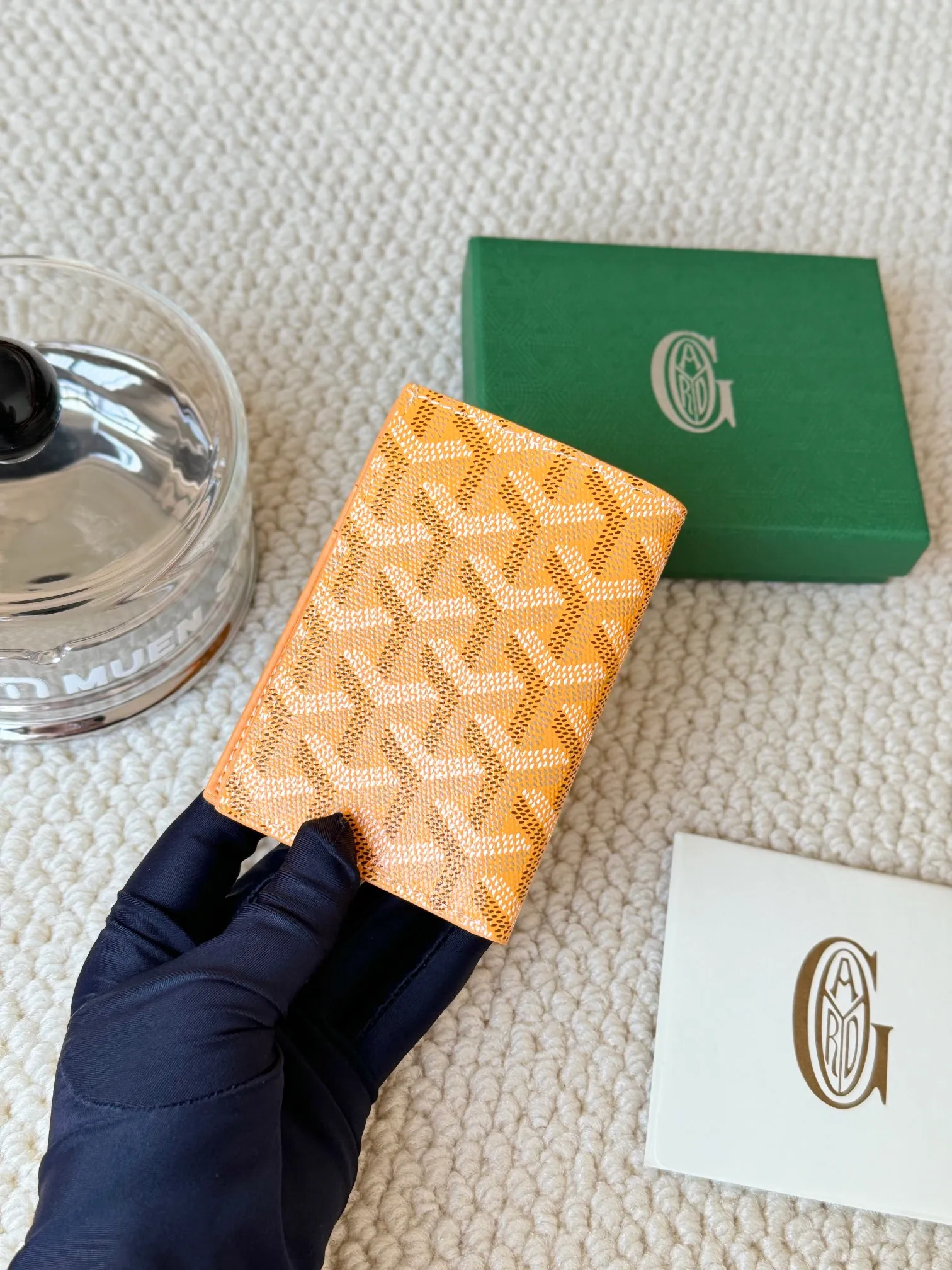 💰120 Goyard Goyardine Canvas & Vauzelles Calfskin No.: 803 Multiple colors available. Can be used as a couple model. It’s yyds to give as a gift for your own use! 6 card slots + two compartments, suitable for traveling. Small and portable, good-looking. Material: goyarine canvas and Vauzelles calfskin. Size: length 8*height 11