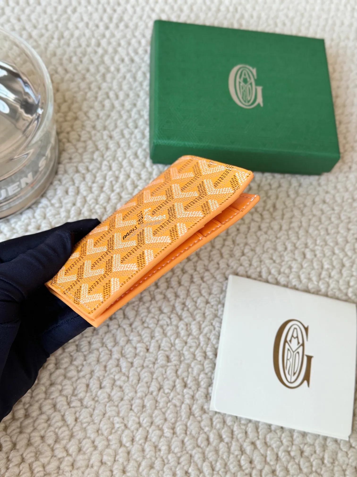 💰120 Goyard Goyardine Canvas & Vauzelles Calfskin No.: 803 Multiple colors available. Can be used as a couple model. It’s yyds to give as a gift for your own use! 6 card slots + two compartments, suitable for traveling. Small and portable, good-looking. Material: goyarine canvas and Vauzelles calfskin. Size: length 8*height 11