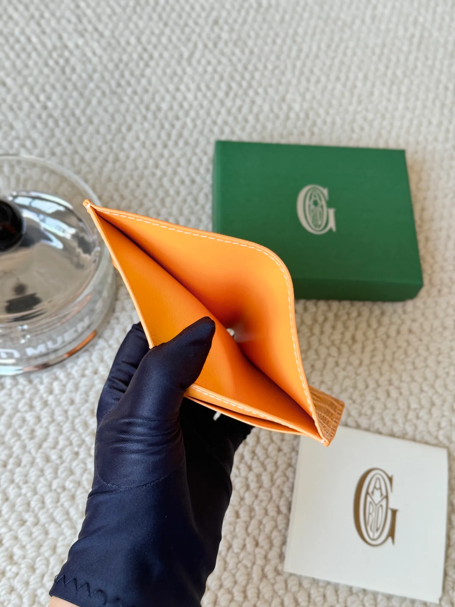 💰120 Goyard Goyardine Canvas & Vauzelles Calfskin No.: 803 Multiple colors available. Can be used as a couple model. It’s yyds to give as a gift for your own use! 6 card slots + two compartments, suitable for traveling. Small and portable, good-looking. Material: goyarine canvas and Vauzelles calfskin. Size: length 8*height 11