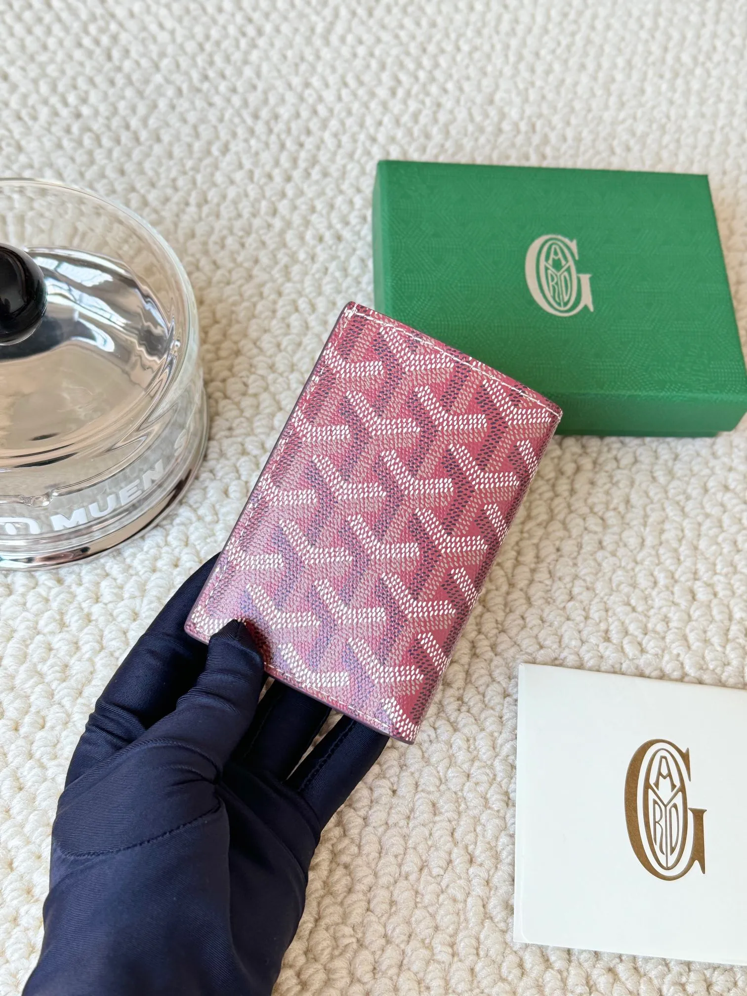 💰120 Goyard Goyardine Canvas & Vauzelles Calfskin No.: 803 Multiple colors available. Can be used as a couple model. It’s yyds to give as a gift for your own use! 6 card slots + two compartments, suitable for traveling. Small and portable, good-looking. Material: goyarine canvas and Vauzelles calfskin. Size: length 8*height 11