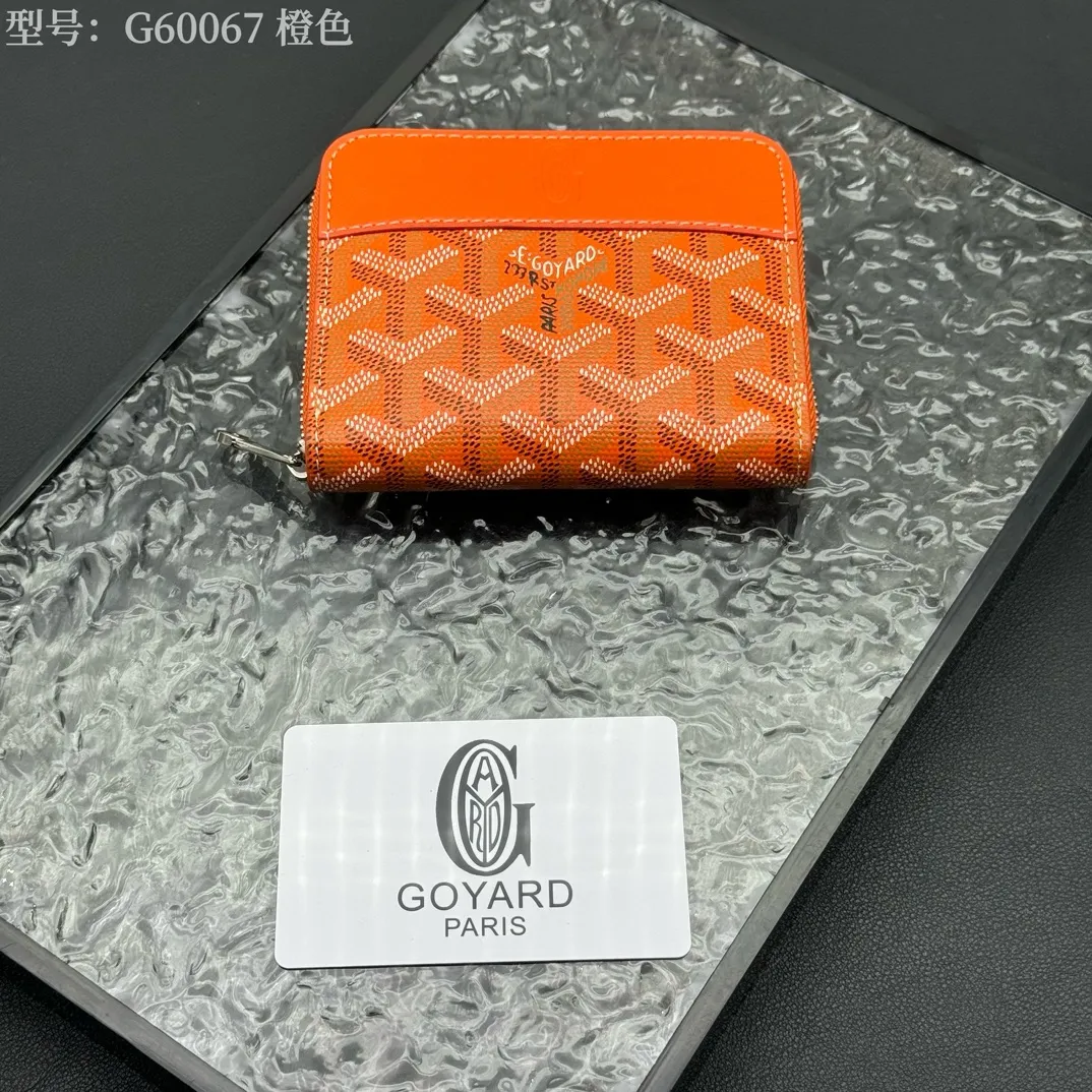 💰130 💎Top original 𝐠𝐨𝐲𝐚𝐫𝐝 Hot style 💕 Goya wallet short Matignon Mini coin purse with full zipper closure design. Its central compartment holds coins, while its interior patch pocket holds cards or small IDs. Style number: G60067 Size: 10.4*7.5*1.8cm