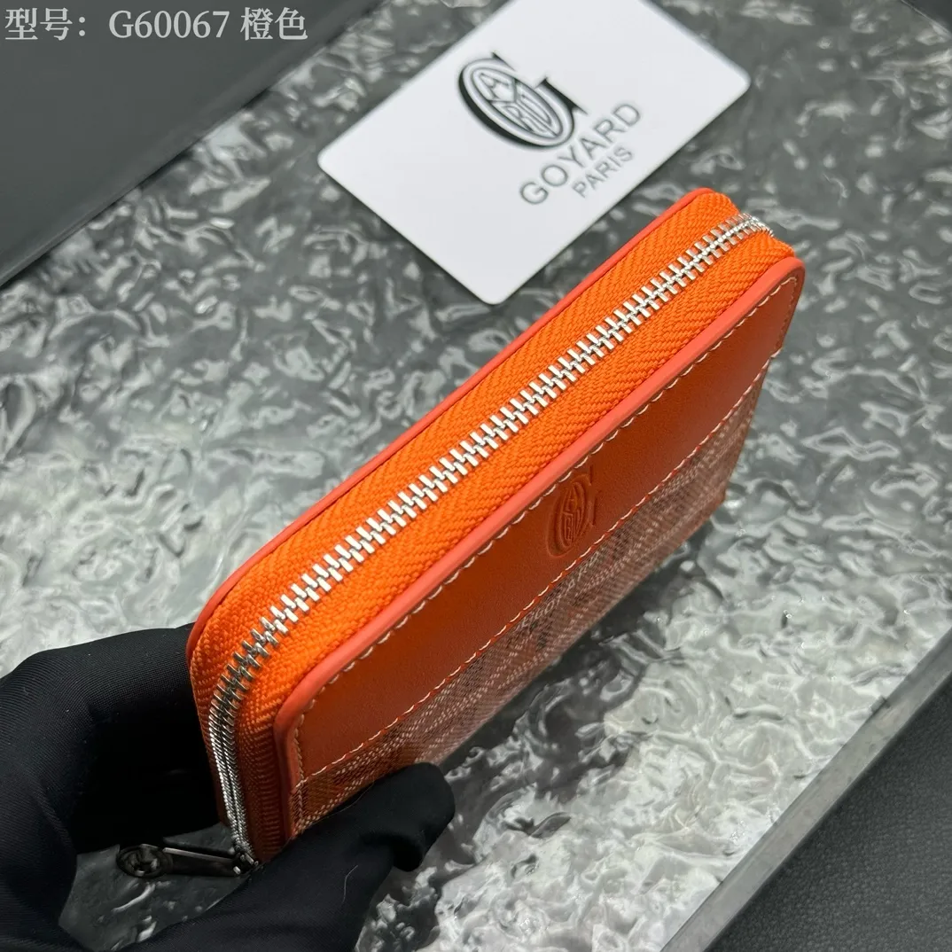 💰130 💎Top original 𝐠𝐨𝐲𝐚𝐫𝐝 Hot style 💕 Goya wallet short Matignon Mini coin purse with full zipper closure design. Its central compartment holds coins, while its interior patch pocket holds cards or small IDs. Style number: G60067 Size: 10.4*7.5*1.8cm