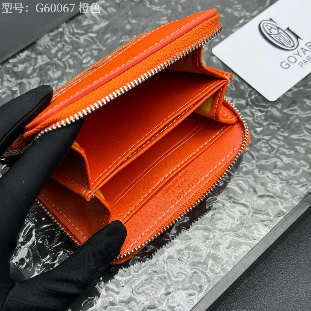 💰130 💎Top original 𝐠𝐨𝐲𝐚𝐫𝐝 Hot style 💕 Goya wallet short Matignon Mini coin purse with full zipper closure design. Its central compartment holds coins, while its interior patch pocket holds cards or small IDs. Style number: G60067 Size: 10.4*7.5*1.8cm