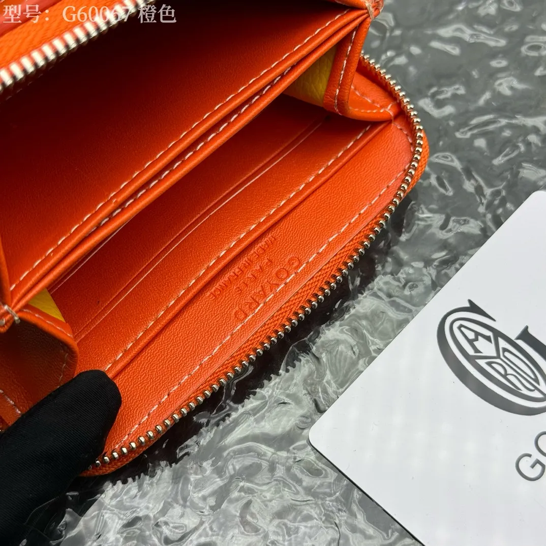 💰130 💎Top original 𝐠𝐨𝐲𝐚𝐫𝐝 Hot style 💕 Goya wallet short Matignon Mini coin purse with full zipper closure design. Its central compartment holds coins, while its interior patch pocket holds cards or small IDs. Style number: G60067 Size: 10.4*7.5*1.8cm