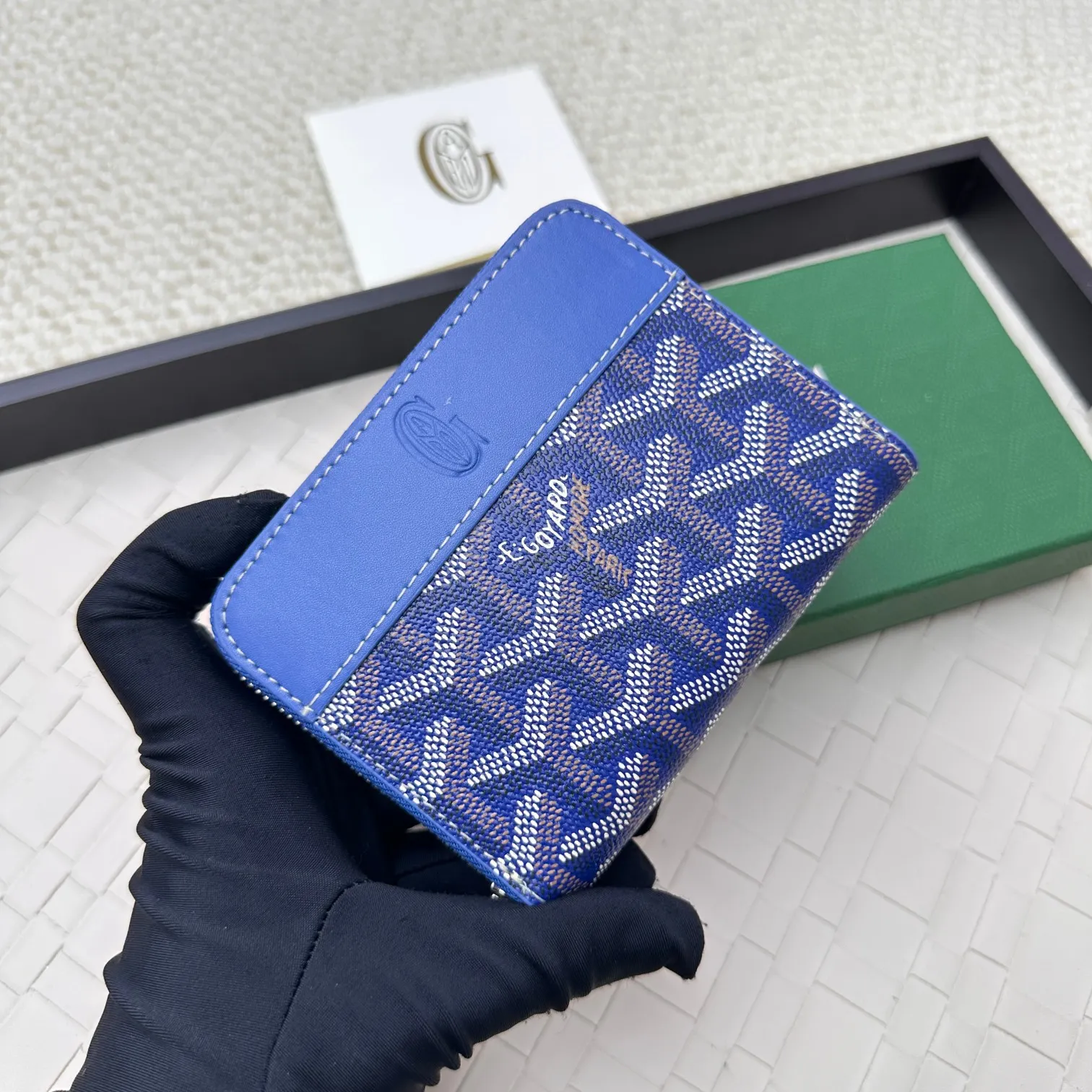 💰140 GOYARD Matignon Mini coin purse features a full zipper closure. Its central compartment holds coins, while its interior patch pocket holds cards or small IDs. No.: 805 Size: 10.4*7.5*1.8cm