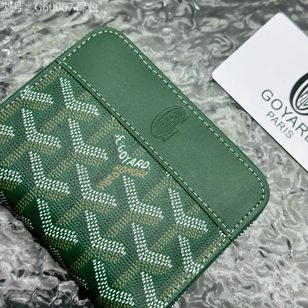 💰130 💎Top original 𝐠𝐨𝐲𝐚𝐫𝐝 Hot style 💕 Goya wallet short Matignon Mini coin purse with full zipper closure design. Its central compartment holds coins, while its interior patch pocket holds cards or small IDs. Style number: G60067 Size: 10.4*7.5*1.8cm
