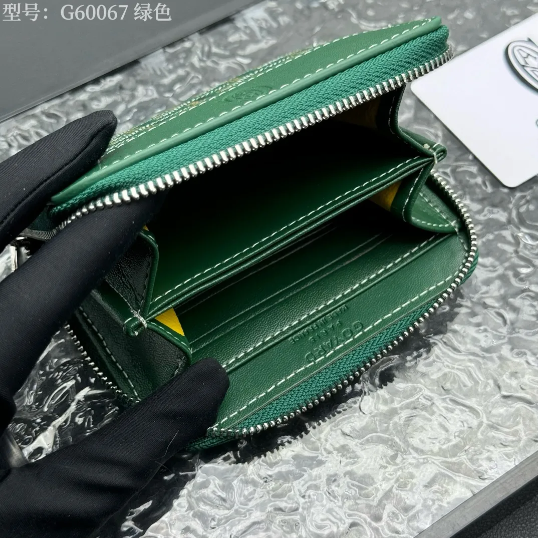 💰130 💎Top original 𝐠𝐨𝐲𝐚𝐫𝐝 Hot style 💕 Goya wallet short Matignon Mini coin purse with full zipper closure design. Its central compartment holds coins, while its interior patch pocket holds cards or small IDs. Style number: G60067 Size: 10.4*7.5*1.8cm