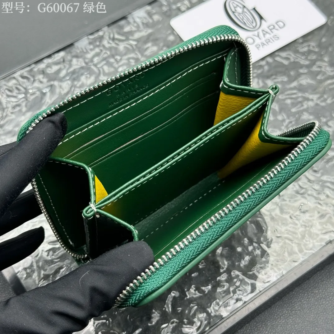 💰130 💎Top original 𝐠𝐨𝐲𝐚𝐫𝐝 Hot style 💕 Goya wallet short Matignon Mini coin purse with full zipper closure design. Its central compartment holds coins, while its interior patch pocket holds cards or small IDs. Style number: G60067 Size: 10.4*7.5*1.8cm
