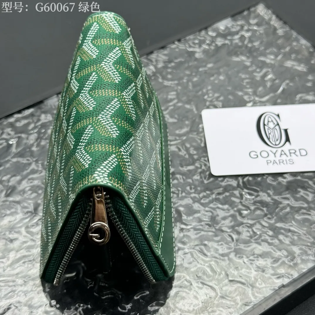 💰130 💎Top original 𝐠𝐨𝐲𝐚𝐫𝐝 Hot style 💕 Goya wallet short Matignon Mini coin purse with full zipper closure design. Its central compartment holds coins, while its interior patch pocket holds cards or small IDs. Style number: G60067 Size: 10.4*7.5*1.8cm