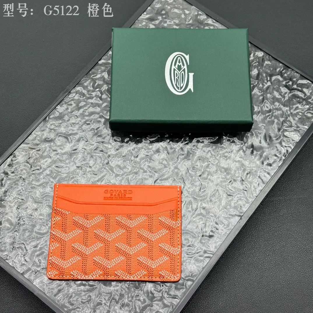 💰90 💎The top-quality original GOYARD Saint-Sulpice card holder has a small and compact design, and its central pocket can store cards, IDs or folded banknotes. The compact design fits nicely in a jacket or pants pocket. Model; G5122 Size: 7*10.5*0.2cm