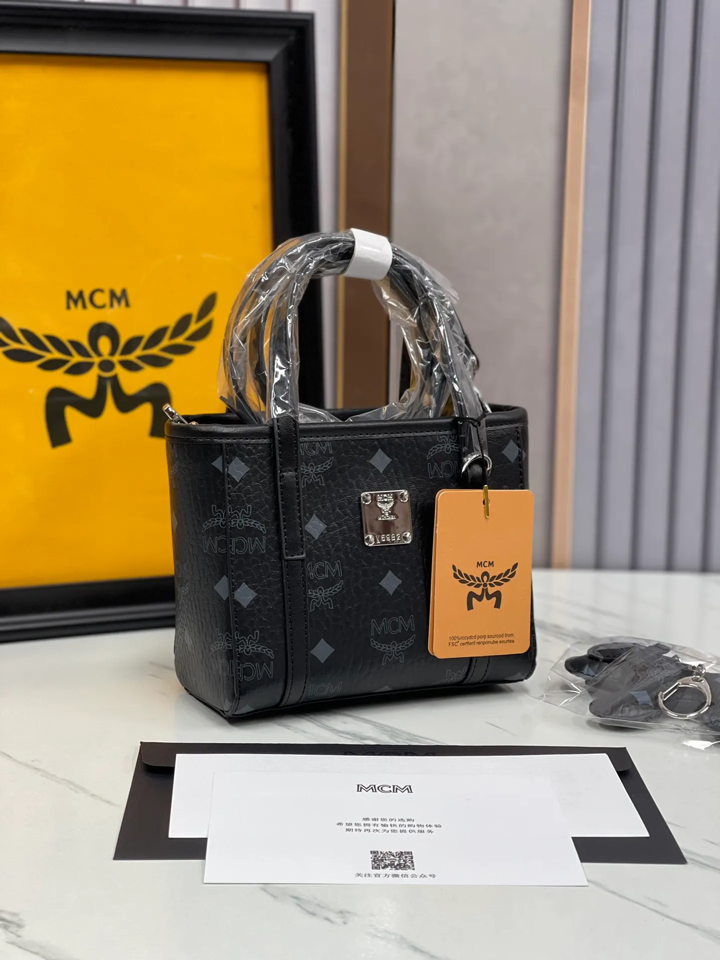 Batch 360💰🎋MCM counter new style·Mini vegetable basket🧺🌸·New upgraded version·High quality✈️ Comes with an environmentally friendly gift box♻️🎁Packaging model: Toni Visetos shopping bag has a new look, super beautiful👗 This compact shopping bag is multi-functional and will last forever. Don't let the size of this mini tote fool you, it's designed with spacious interior and exterior compartments to store all your small essentials. The cotton canvas lining features a print inspired by street fashion, subtly retaining MCM's adventurous aesthetic. Pair it with the included cross-body strap for hands-free functionality and greater portability. 16*14🌸