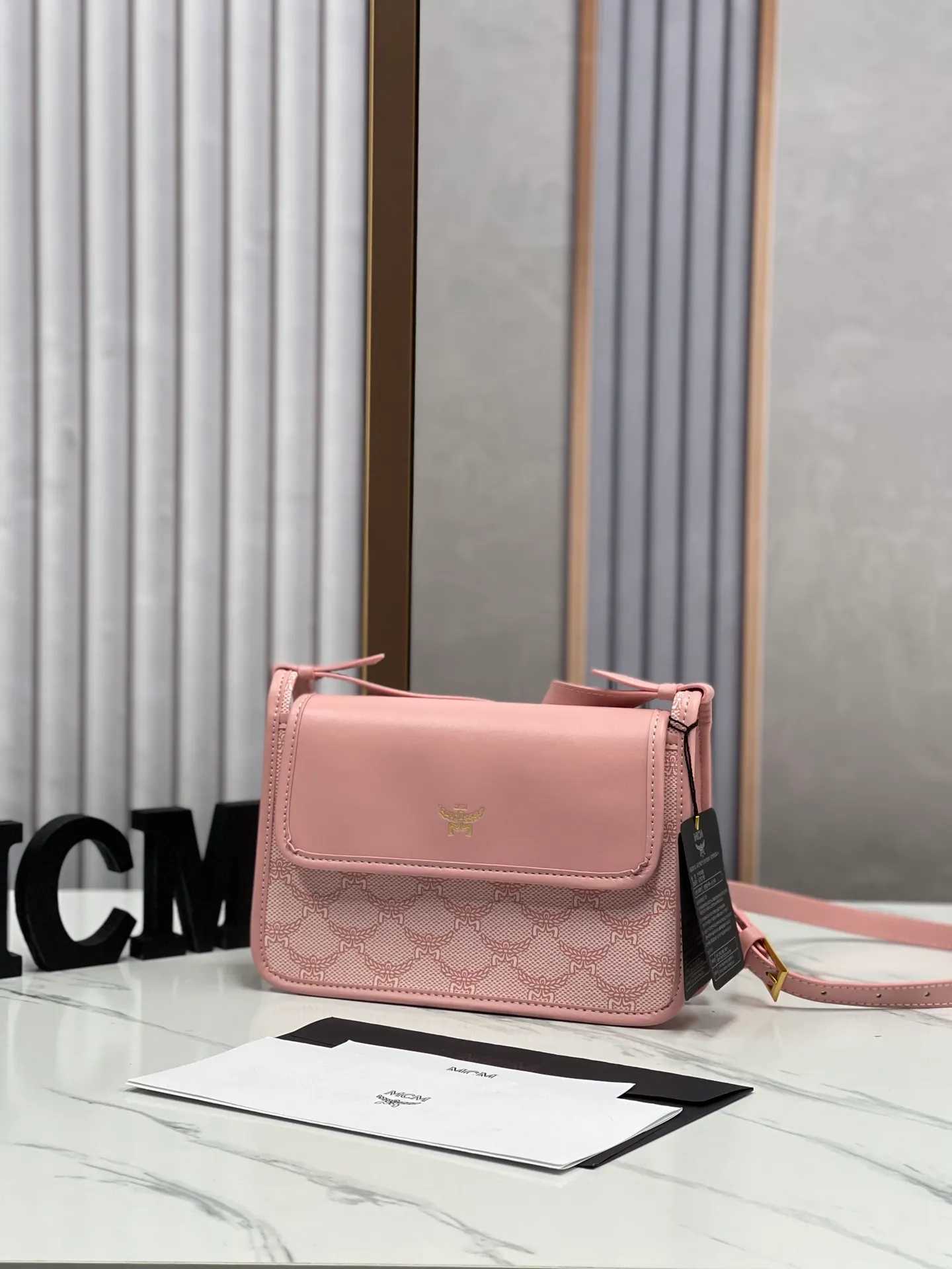Batch 420💰🌺MCM counter new crossbody bag model 706🔥This crossbody bag is decorated with the classic Lauretos pattern that symbolizes victory. Its modular nature makes it versatile. The bag also comes with a removable flap clutch that attaches to the crossbody bag with a magnetic snap. · Adjustable leather shoulder strap from 100 to 126 cm · Magnetic snap fastening · Removable classic pattern clutch with internal card slot Visetos classic pattern · Gold-tone brass hardware Size 22 · 14 · 6.5
