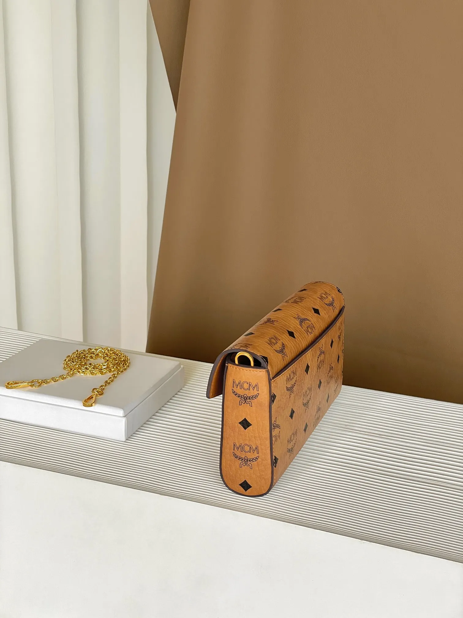 Upgraded version 💰460 with airplane case 𝐌𝐂𝐌 𝐓𝐫𝐚𝐜𝐲 𝐕𝐢𝐬𝐞𝐭𝐨𝐬 Medium pure chain envelope bag✉️ Exclusive®️Presbyopia printed all over This otherworldly Tracy crossbody bag is crafted from Italian Visetos and Nappa leather. This classic carry-on bag is accented with the signature bay leaf lock and features a lightweight, full-chain shoulder strap for effortless elegance.  Size: 23.5*5*13.5cm Shoulder strap: drop length 60cm/removable Closure: bay leaf lock Color: cognac/brown🏾