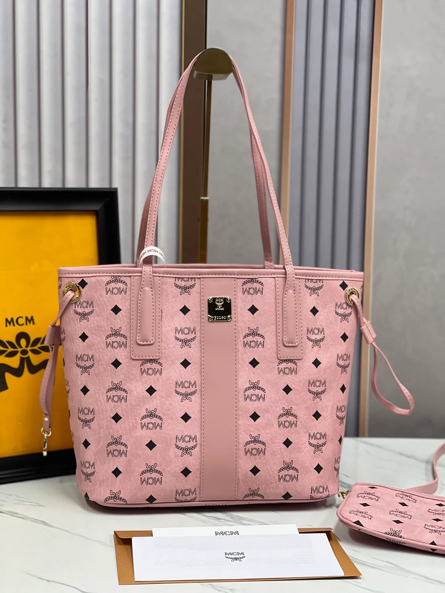 Batch 420💐MCM counter new color·Sakura pink·New upgrade✈️With gift box packaging [Exclusive real shot] Model 011 small size🔥Two classic looks are integrated into one daily item. This medium-sized Liz shopping bag is made of Visetos and Nappa calf leather and is reversible. The inside can be flipped out to reveal Cubic's classic pattern. Plus, the lightweight exterior expands and contracts with the leather drawstring. The included detachable zippered clutch adds to the functionality of this shopping bag and can also be removed and used as a separate wallet for short trips. Size: small size about 25X29X14CM