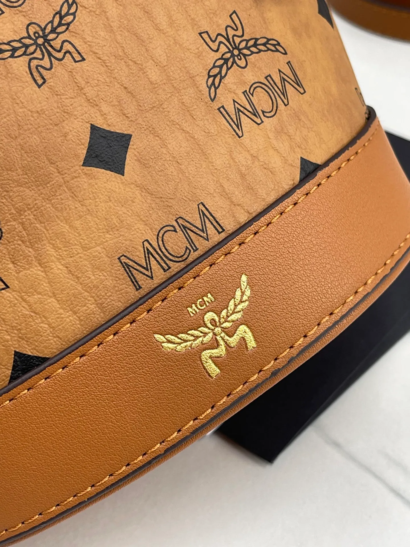 Batch 380💰🎋MCM newly upgraded ✈️ Comes with an environmentally friendly gift box♻️🎁The latest bucket bag model 8888 in the 2024 counter🌺Toni Visetos shopping bag has a new look, super beautiful👗 This compact shopping bag is multi-functional and will last forever. Don't let the size of this mini tote fool you, it's designed with spacious interior and exterior compartments to store all your small essentials. The cotton canvas lining features a print inspired by street fashion, subtly retaining MCM's adventurous aesthetic. Pair it with the included cross-body strap for hands-free functionality and greater portability. 19X14.5X9.5