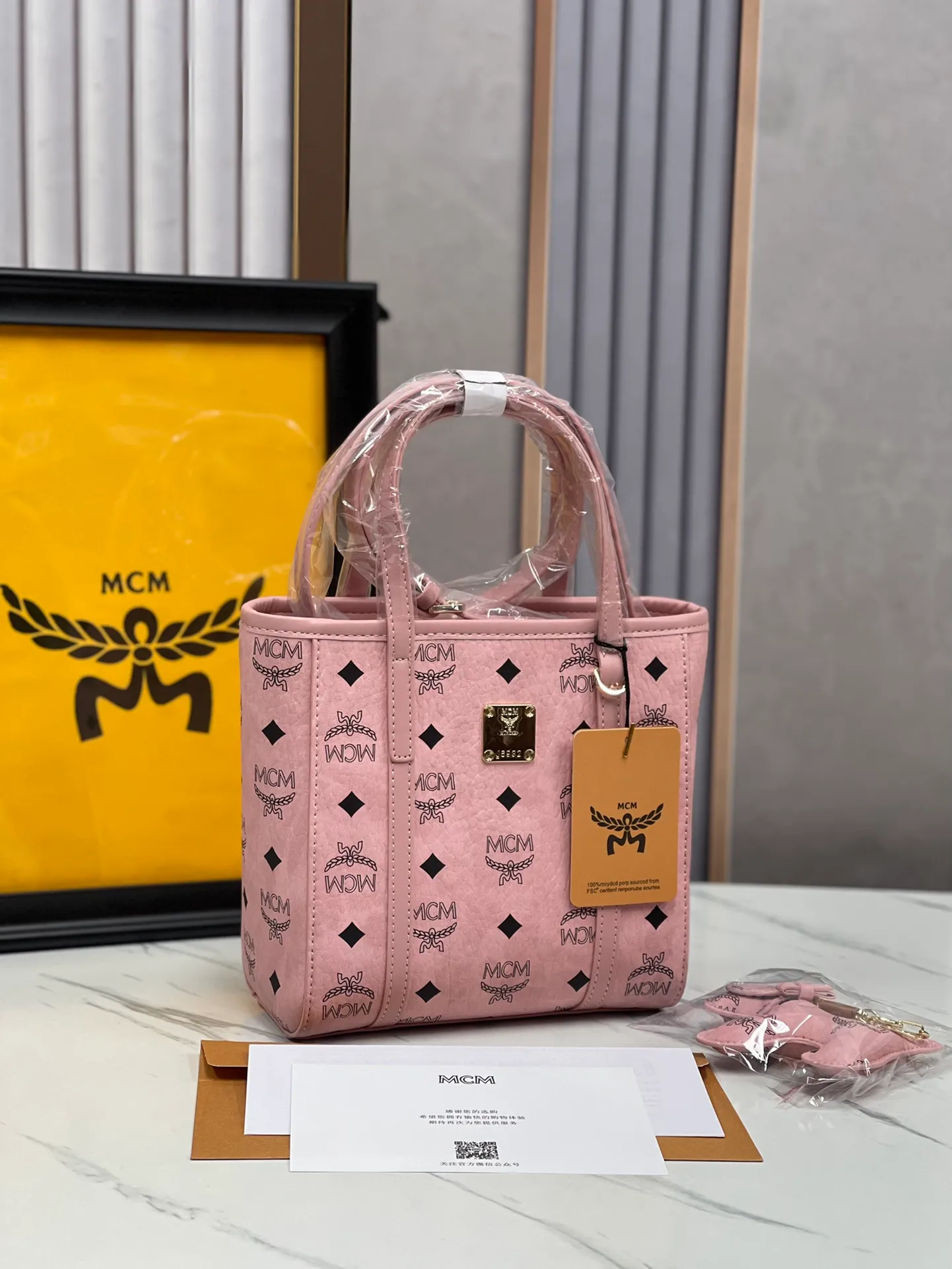 Batch 360💰🎋MCM counter new color·Sakura pink🌸·New upgraded version·High quality✈️ Comes with environmentally friendly gift box♻️🎁Packaging model: 190820 Toni Visetos shopping bag has a new look, super beautiful👗 This compact shopping bag is multi-functional and will last forever. Don't let the size of this mini tote fool you, it's designed with spacious interior and exterior compartments to store all your small essentials. The cotton canvas lining features a print inspired by street fashion, subtly retaining MCM's adventurous aesthetic. Pair it with the included cross-body strap for hands-free functionality and greater portability. 18.5x19x9.5cm🌸