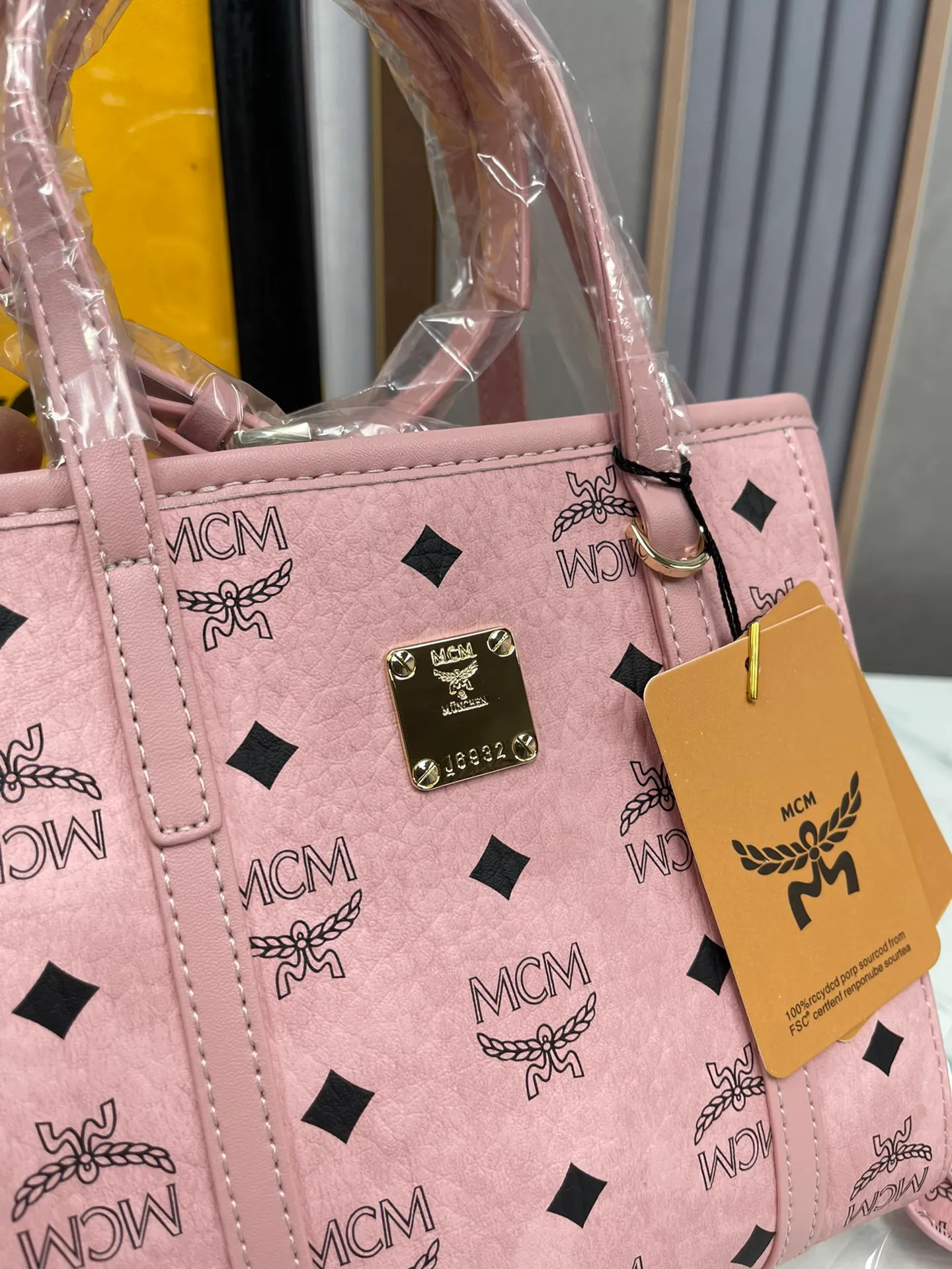 Batch 360💰🎋MCM counter new color·Sakura pink🌸·New upgraded version·High quality✈️ Comes with environmentally friendly gift box♻️🎁Packaging model: 190820 Toni Visetos shopping bag has a new look, super beautiful👗 This compact shopping bag is multi-functional and will last forever. Don't let the size of this mini tote fool you, it's designed with spacious interior and exterior compartments to store all your small essentials. The cotton canvas lining features a print inspired by street fashion, subtly retaining MCM's adventurous aesthetic. Pair it with the included cross-body strap for hands-free functionality and greater portability. 18.5x19x9.5cm🌸