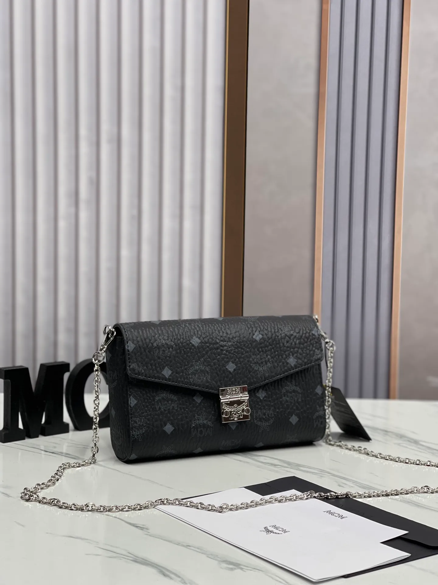 Batch 340 small size 125 medium size 💰💐MCM newly upgraded ✈️medium size chain with gift box🎁packaging 🌾model 37158-1 medium size, small size This Tracy front flap crossbody bag is made of MCM classic visetos material. It is a classic item created for MCM users. It is equipped with a detachable chain strap and a bay leaf lock, which always interprets the MCM brand spirit. Size: Actual medium size 23.5*13.5cm, small size 18·11
