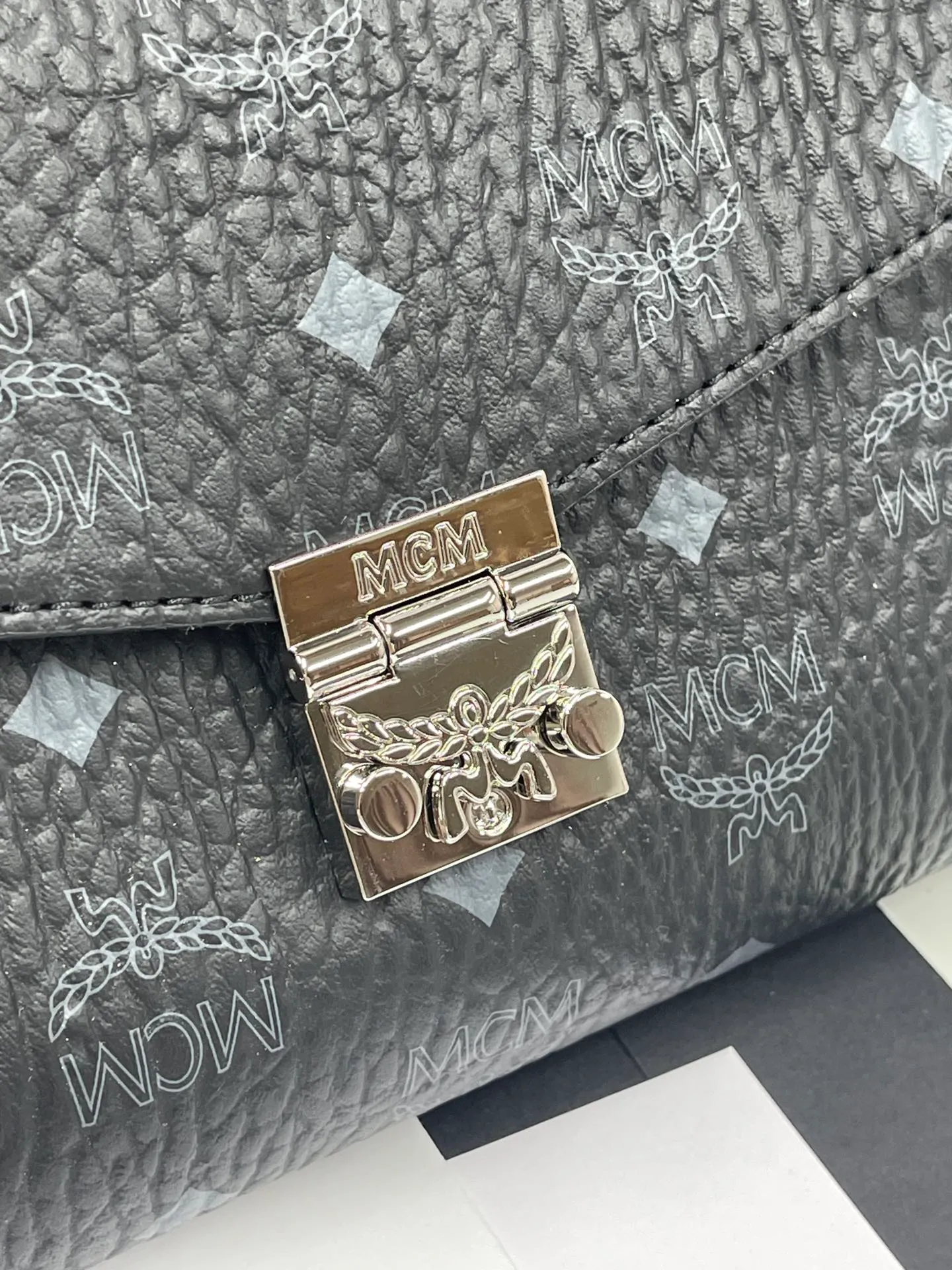 Batch 340 small size 125 medium size 💰💐MCM newly upgraded ✈️medium size chain with gift box🎁packaging 🌾model 37158-1 medium size, small size This Tracy front flap crossbody bag is made of MCM classic visetos material. It is a classic item created for MCM users. It is equipped with a detachable chain strap and a bay leaf lock, which always interprets the MCM brand spirit. Size: Actual medium size 23.5*13.5cm, small size 18·11