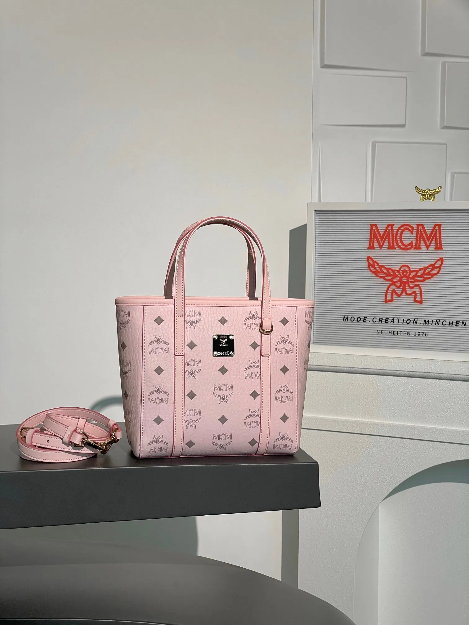 𝗠𝗖𝗠 𝗔𝗿𝗲𝗻 𝗩𝗶𝘀𝗲𝘁𝗼𝘀 𝗠𝗶𝗻𝗶 🆕New version of light pink shopping bag vegetable basket New upgrade💰P520 Exclusive®️Light Pink 🉑️One shoulder 🉑️Crossbody, the new version is on sale simultaneously on the official website! Super classic vegetable basket! Matching, daily use, functionality, and cost-effectiveness are all key points! A very good bag. Inherited classic design, multiple carrying methods to choose from, simple and elegant, and very practical.  Size: 19*9.5*18.5cm Shoulder strap: 98-114cm/Detachable Handle: Drop length 10cm Color: Light pink/Sakura pink 💰520 Comes with gift box