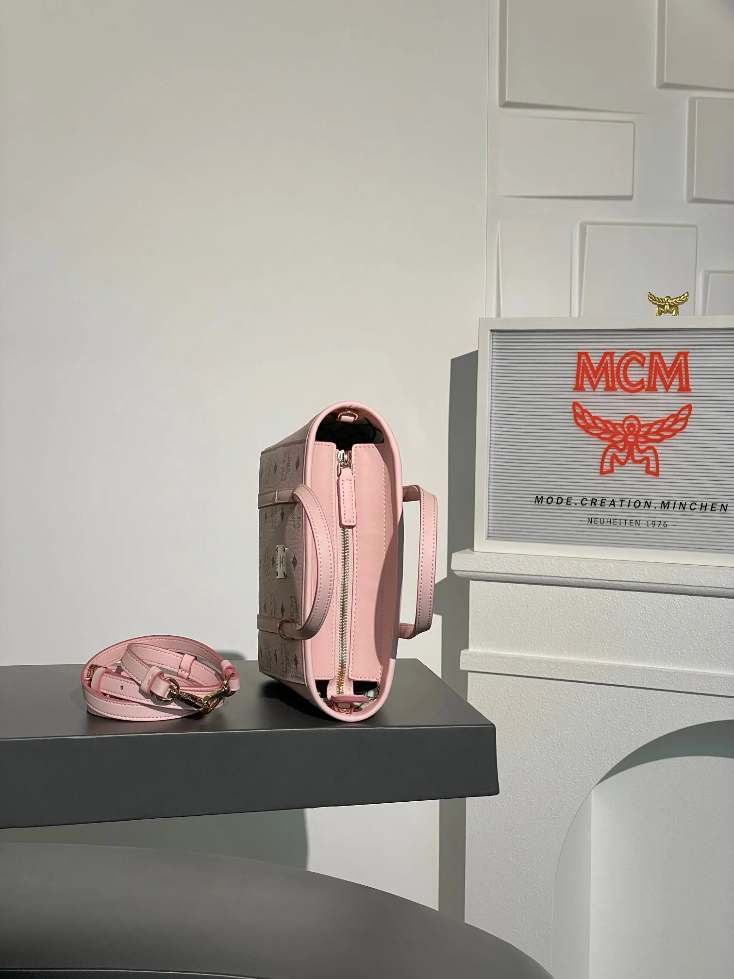 𝗠𝗖𝗠 𝗔𝗿𝗲𝗻 𝗩𝗶𝘀𝗲𝘁𝗼𝘀 𝗠𝗶𝗻𝗶 🆕New version of light pink shopping bag vegetable basket New upgrade💰P520 Exclusive®️Light Pink 🉑️One shoulder 🉑️Crossbody, the new version is on sale simultaneously on the official website! Super classic vegetable basket! Matching, daily use, functionality, and cost-effectiveness are all key points! A very good bag. Inherited classic design, multiple carrying methods to choose from, simple and elegant, and very practical.  Size: 19*9.5*18.5cm Shoulder strap: 98-114cm/Detachable Handle: Drop length 10cm Color: Light pink/Sakura pink 💰520 Comes with gift box