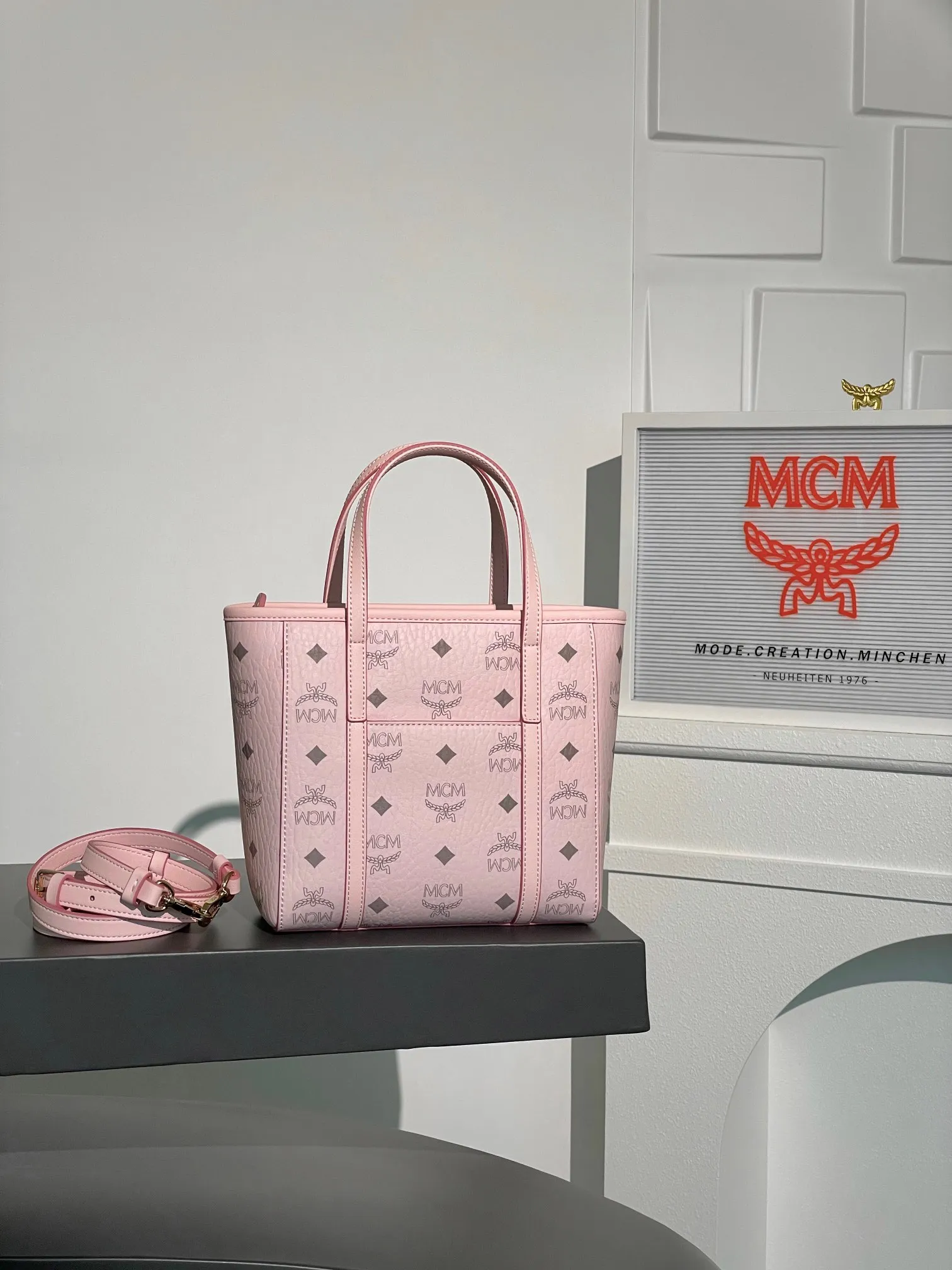 𝗠𝗖𝗠 𝗔𝗿𝗲𝗻 𝗩𝗶𝘀𝗲𝘁𝗼𝘀 𝗠𝗶𝗻𝗶 🆕New version of light pink shopping bag vegetable basket New upgrade💰P520 Exclusive®️Light Pink 🉑️One shoulder 🉑️Crossbody, the new version is on sale simultaneously on the official website! Super classic vegetable basket! Matching, daily use, functionality, and cost-effectiveness are all key points! A very good bag. Inherited classic design, multiple carrying methods to choose from, simple and elegant, and very practical.  Size: 19*9.5*18.5cm Shoulder strap: 98-114cm/Detachable Handle: Drop length 10cm Color: Light pink/Sakura pink 💰520 Comes with gift box