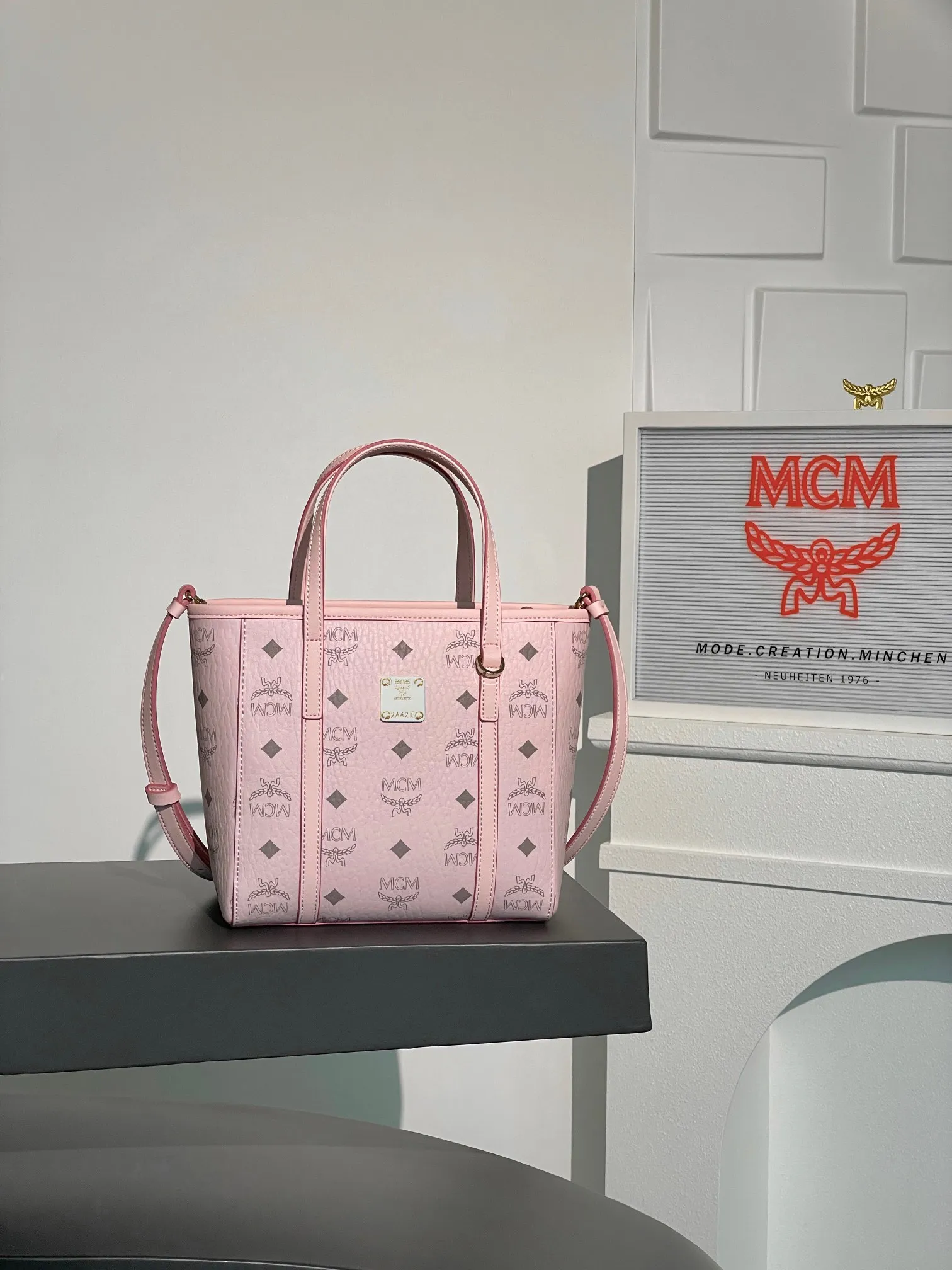 𝗠𝗖𝗠 𝗔𝗿𝗲𝗻 𝗩𝗶𝘀𝗲𝘁𝗼𝘀 𝗠𝗶𝗻𝗶 🆕New version of light pink shopping bag vegetable basket New upgrade💰P520 Exclusive®️Light Pink 🉑️One shoulder 🉑️Crossbody, the new version is on sale simultaneously on the official website! Super classic vegetable basket! Matching, daily use, functionality, and cost-effectiveness are all key points! A very good bag. Inherited classic design, multiple carrying methods to choose from, simple and elegant, and very practical.  Size: 19*9.5*18.5cm Shoulder strap: 98-114cm/Detachable Handle: Drop length 10cm Color: Light pink/Sakura pink 💰520 Comes with gift box