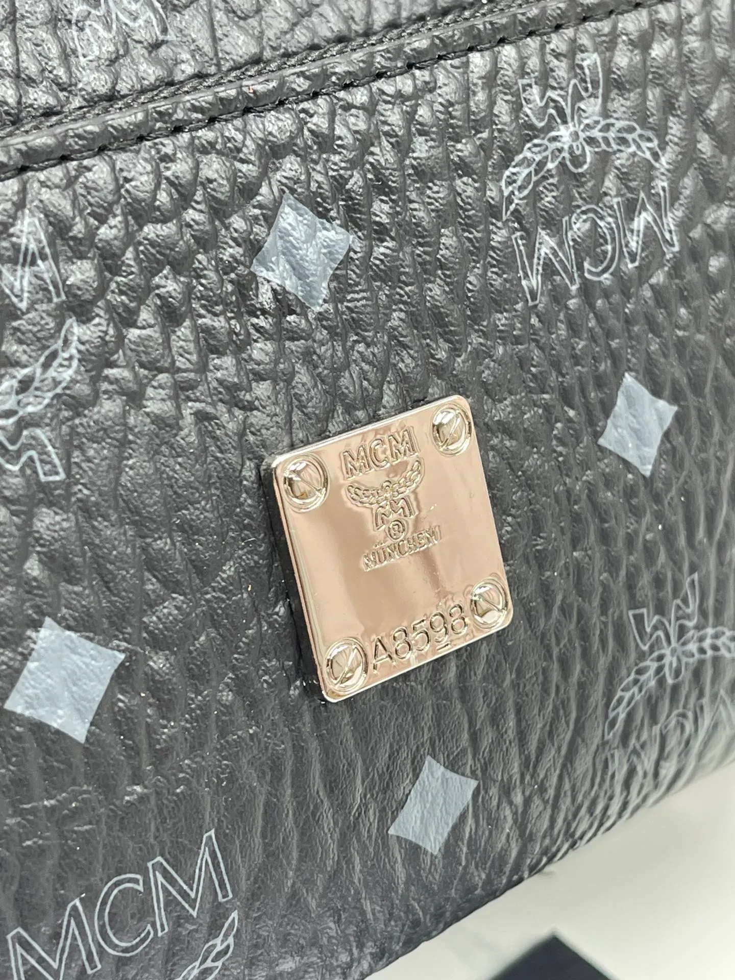 Batch 380 large size 💰MCM fully upgraded 🇰🇷with counter environmentally friendly ♻️ gift box 🎁 (upgraded version without dog accessories) camera bag. Shoulder bag ⚡ykk zipper / counter original customization (dust bag / Korean Lotte Duty Free Shop label ⚡🛃 Size: large 22X15X8. 🌸 Close