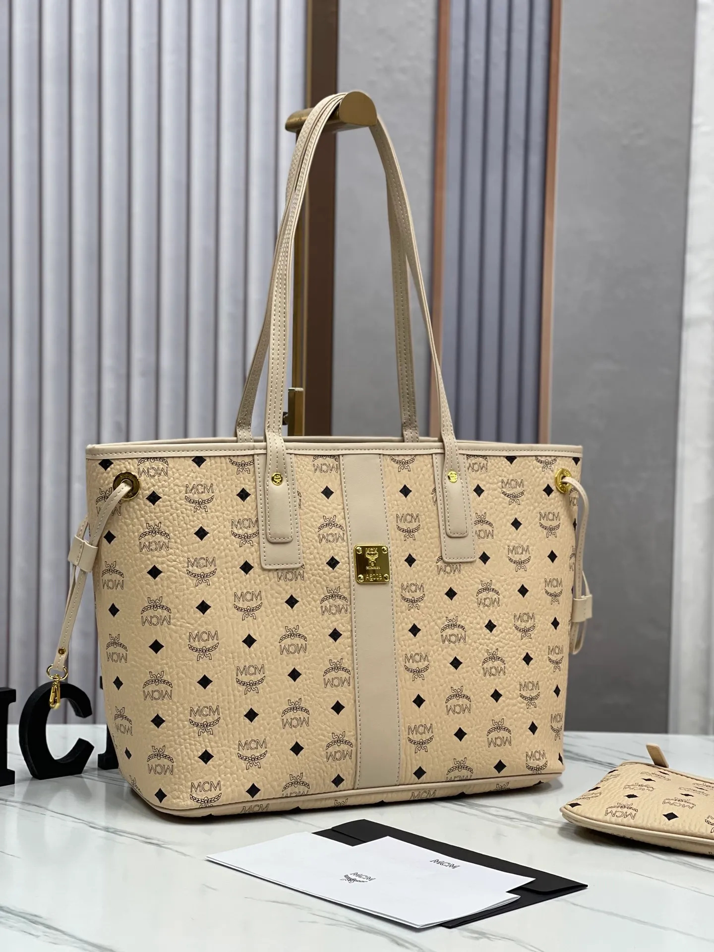 Batch 420💰💐MCM fully upgraded shopping bag master series [exclusive real shot] model 01. This practical shopping bag in classic Visetos material is trimmed with Nappa leather and can be easily reversible to reveal the optical check print on the back. Plus, its roomy exterior allows for instant adjustments via the leather drawstring. The bag also comes with a detachable clutch that can be used as a separate wallet for short trips, allowing for unparalleled versatility. Medium size: approx. 17.0 x 36.0 x 28.0 cm Medium