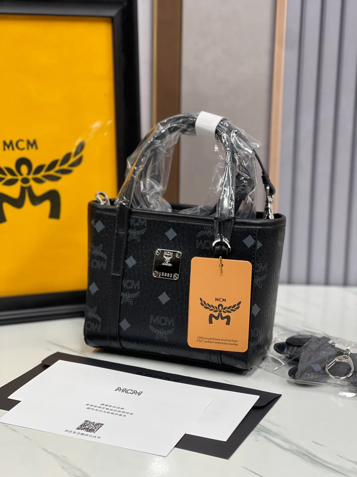 Batch 360💰🎋MCM counter new style·Mini vegetable basket🧺🌸·New upgraded version·High quality✈️ Comes with an environmentally friendly gift box♻️🎁Packaging model: Toni Visetos shopping bag has a new look, super beautiful👗 This compact shopping bag is multi-functional and will last forever. Don't let the size of this mini tote fool you, it's designed with spacious interior and exterior compartments to store all your small essentials. The cotton canvas lining features a print inspired by street fashion, subtly retaining MCM's adventurous aesthetic. Pair it with the included cross-body strap for hands-free functionality and greater portability. 16*14🌸