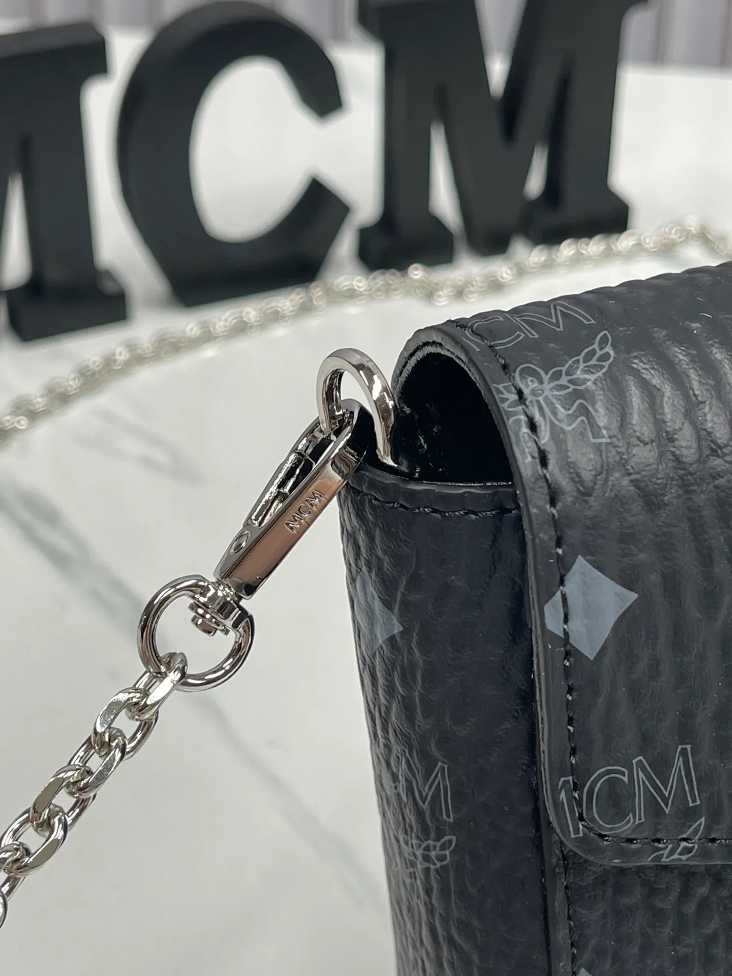 Top original order batch 340 small size 175 medium size 💰💐MCM new upgrade ✈️medium size chain with gift box🎁packaging 🌾Model 37158-1 medium size , small size, this Tracy front flap crossbody bag is made of MCM classic visetos material. It is a classic item created for MCM users. It is equipped with a detachable chain strap and bay leaf lock, always interpreting the MCM brand spirit. Size: Actual medium size 23.5*13.5cm, small size 18·11