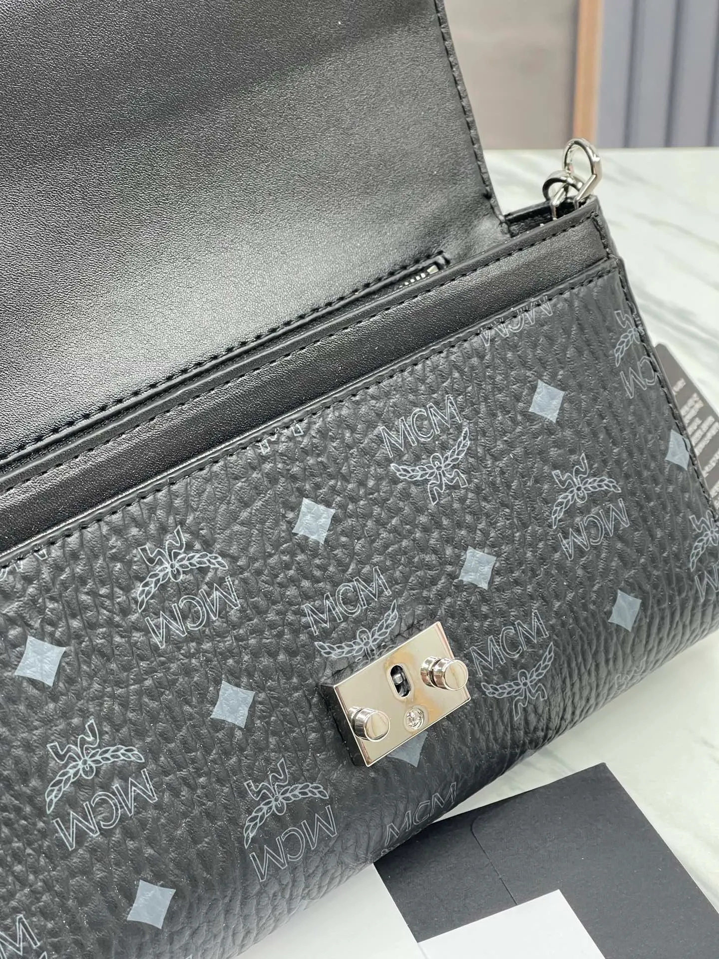 Top original order batch 340 small size 175 medium size 💰💐MCM new upgrade ✈️medium size chain with gift box🎁packaging 🌾Model 37158-1 medium size , small size, this Tracy front flap crossbody bag is made of MCM classic visetos material. It is a classic item created for MCM users. It is equipped with a detachable chain strap and bay leaf lock, always interpreting the MCM brand spirit. Size: Actual medium size 23.5*13.5cm, small size 18·11