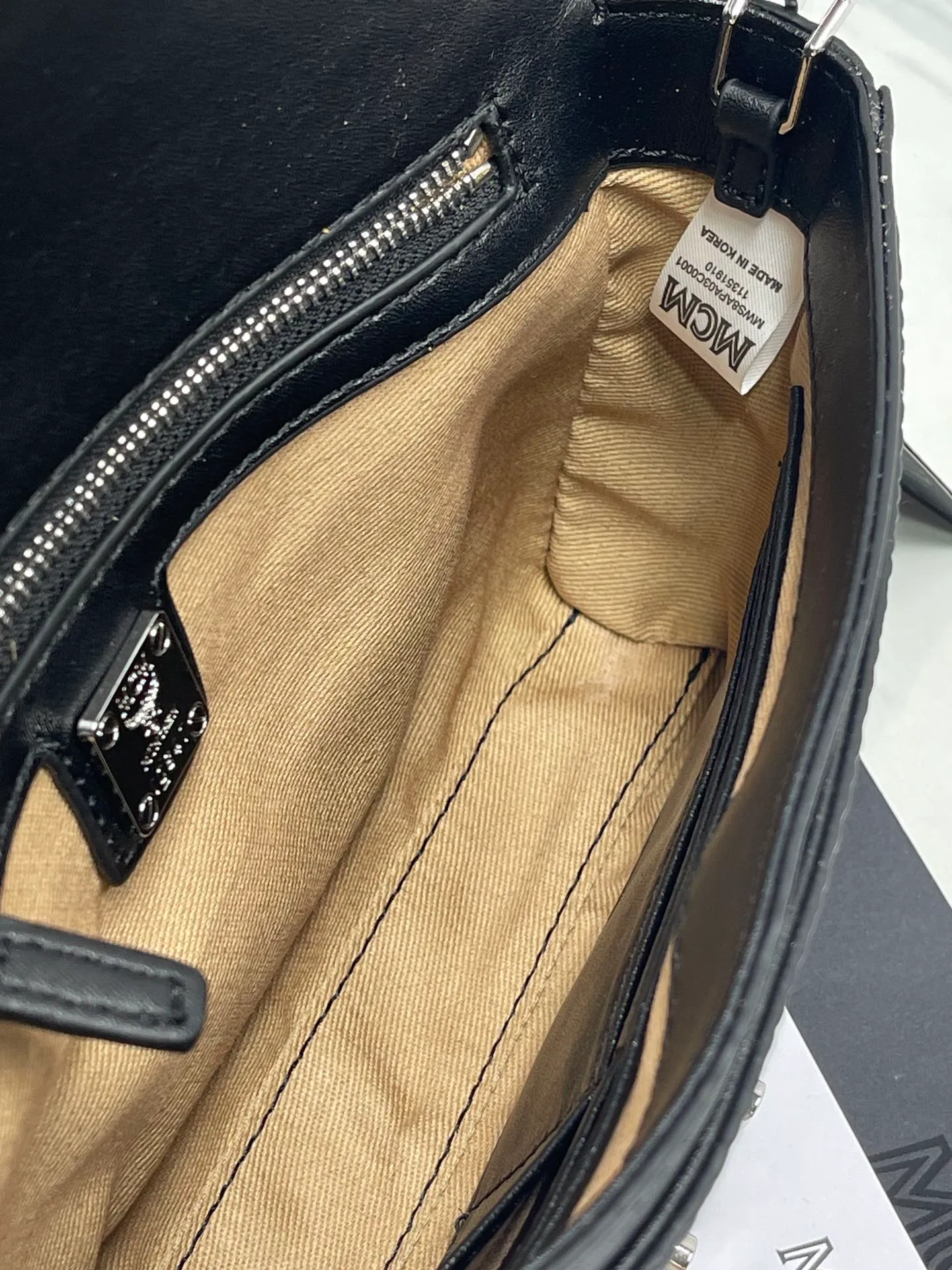 Top original order batch 340 small size 175 medium size 💰💐MCM new upgrade ✈️medium size chain with gift box🎁packaging 🌾Model 37158-1 medium size , small size, this Tracy front flap crossbody bag is made of MCM classic visetos material. It is a classic item created for MCM users. It is equipped with a detachable chain strap and bay leaf lock, always interpreting the MCM brand spirit. Size: Actual medium size 23.5*13.5cm, small size 18·11