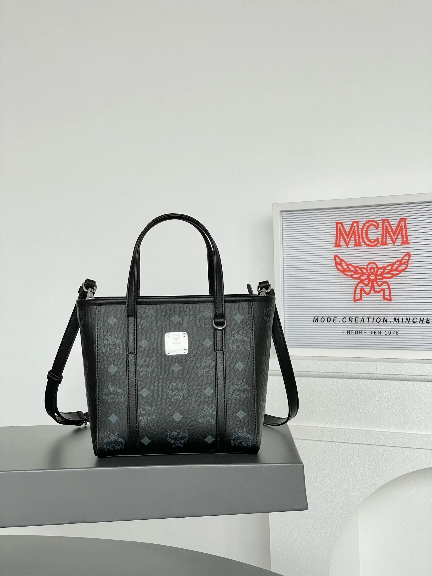 𝗠𝗖𝗠 𝗔𝗿𝗲𝗻 𝗩𝗶𝘀𝗲𝘁𝗼𝘀 𝗠𝗶𝗻𝗶 🆕New version of black vegetable basket New upgraded version💰P520 Exclusive®️Classic Black 🉑️One shoulder 🉑️Crossbody, the new version is on sale simultaneously on the official website! Super classic vegetable basket! Matching, daily use, functionality, and cost-effectiveness are all key points! A very good bag. Inherited classic design, multiple carrying methods to choose from, simple and elegant, and very practical.  Size: 19*9.5*18.5cm Shoulder strap: 98-114cm/detachable Handle: Drop length 10cm Color: Black◾️ 💰520 Comes with gift box