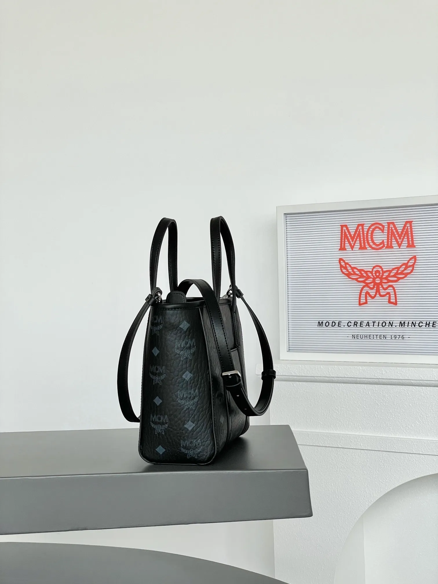 𝗠𝗖𝗠 𝗔𝗿𝗲𝗻 𝗩𝗶𝘀𝗲𝘁𝗼𝘀 𝗠𝗶𝗻𝗶 🆕New version of black vegetable basket New upgraded version💰P520 Exclusive®️Classic Black 🉑️One shoulder 🉑️Crossbody, the new version is on sale simultaneously on the official website! Super classic vegetable basket! Matching, daily use, functionality, and cost-effectiveness are all key points! A very good bag. Inherited classic design, multiple carrying methods to choose from, simple and elegant, and very practical.  Size: 19*9.5*18.5cm Shoulder strap: 98-114cm/detachable Handle: Drop length 10cm Color: Black◾️ 💰520 Comes with gift box