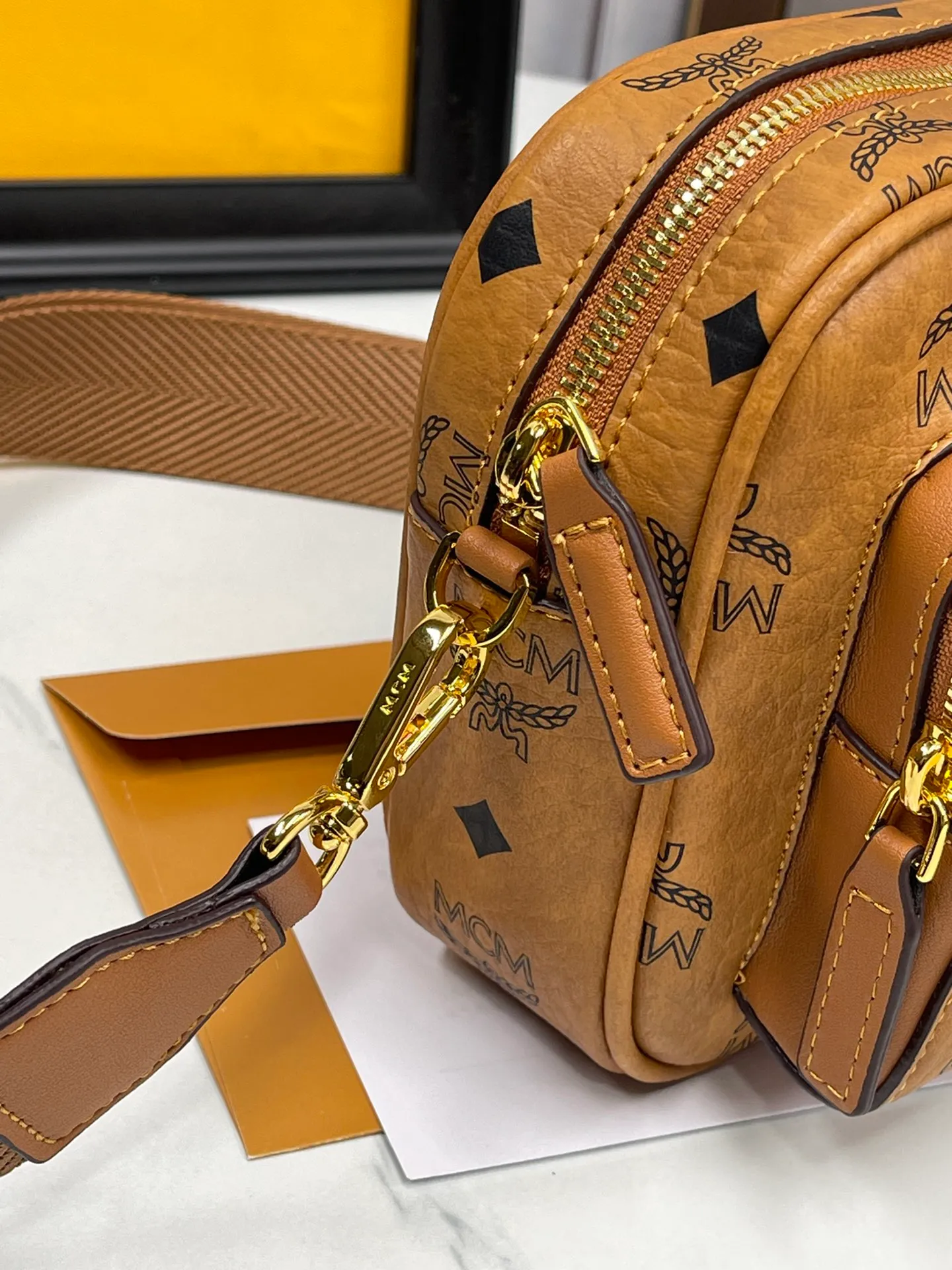 P400¥ Large size💰MCM Upgraded version·High quality·🇰🇷With counter environmentally friendly ♻️gift box🎁(new upgraded version without dog accessories) camera bag. Shoulder bag⚡ykk slider zipper/counter original customization (dust bag/Korea Lotte Duty Free Shop label⚡🛃Size: large 22X15X8.🌸 Close