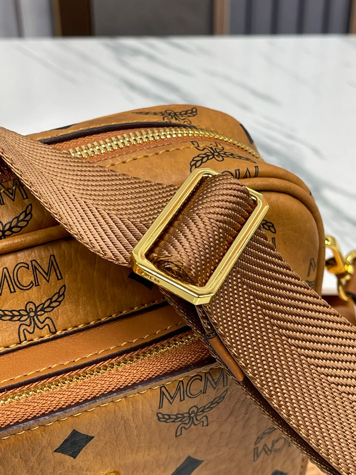 P400¥ Large size💰MCM Upgraded version·High quality·🇰🇷With counter environmentally friendly ♻️gift box🎁(new upgraded version without dog accessories) camera bag. Shoulder bag⚡ykk slider zipper/counter original customization (dust bag/Korea Lotte Duty Free Shop label⚡🛃Size: large 22X15X8.🌸 Close