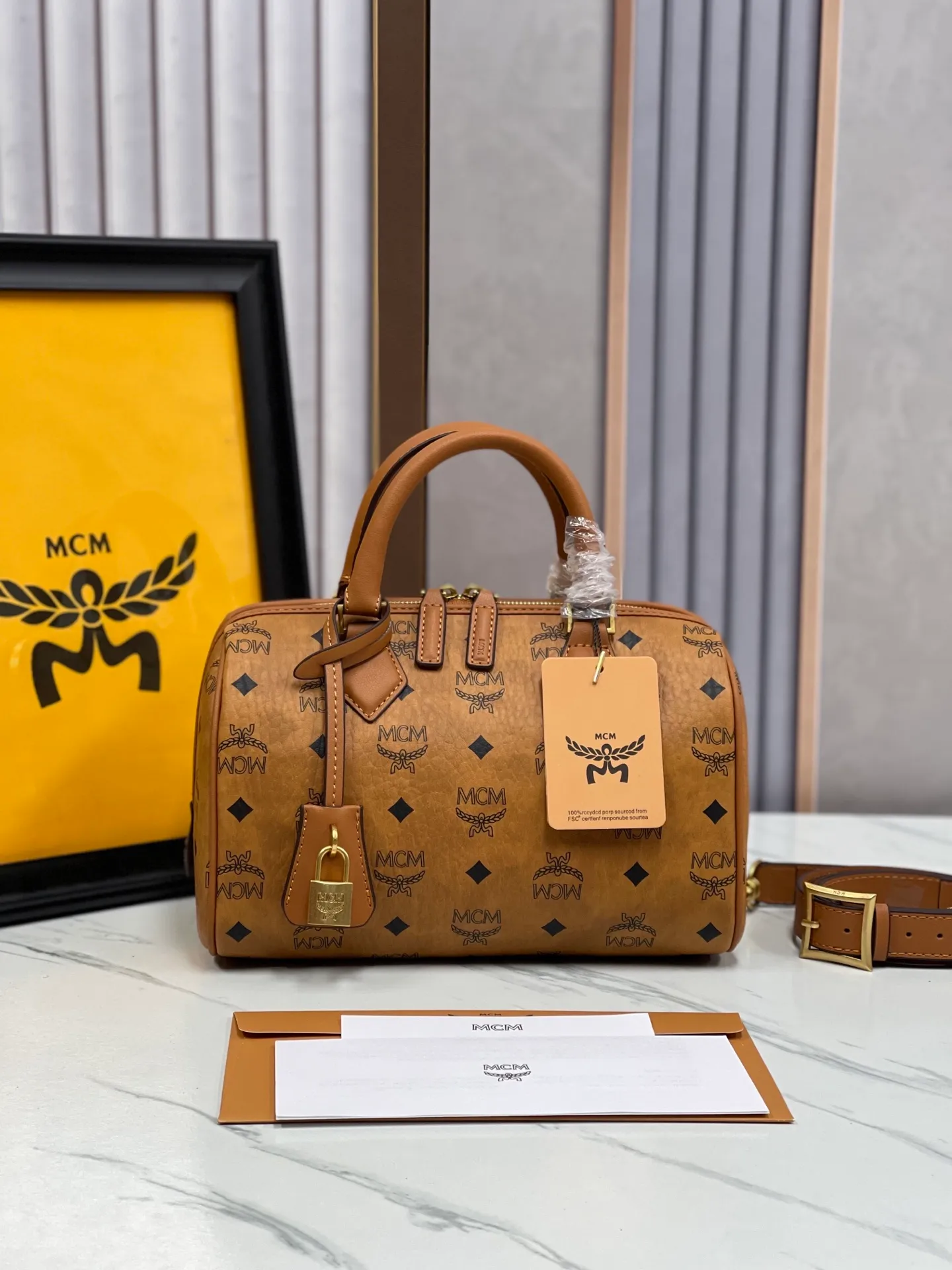 Batch 450💰MCM's new upgrade✈️New Boston mini pillow bag💐With gift box🎁Packaging [Exclusive real shot] Model: 701 Large Boston With leather tag and engraved logo metal padlock, this Boston handbag is made of classic Visetos materials, which pays tribute to MCM's roots in travel concepts. Its shape is reminiscent of a weekender bag, with clean lines and an extended zipper for easy opening. The workmanship is fine and meticulous. Size: 25*16*13