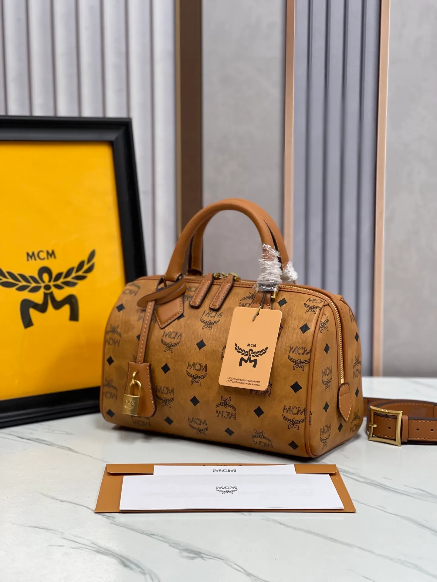 Batch 450💰MCM's new upgrade✈️New Boston mini pillow bag💐With gift box🎁Packaging [Exclusive real shot] Model: 701 Large Boston With leather tag and engraved logo metal padlock, this Boston handbag is made of classic Visetos materials, which pays tribute to MCM's roots in travel concepts. Its shape is reminiscent of a weekender bag, with clean lines and an extended zipper for easy opening. The workmanship is fine and meticulous. Size: 25*16*13